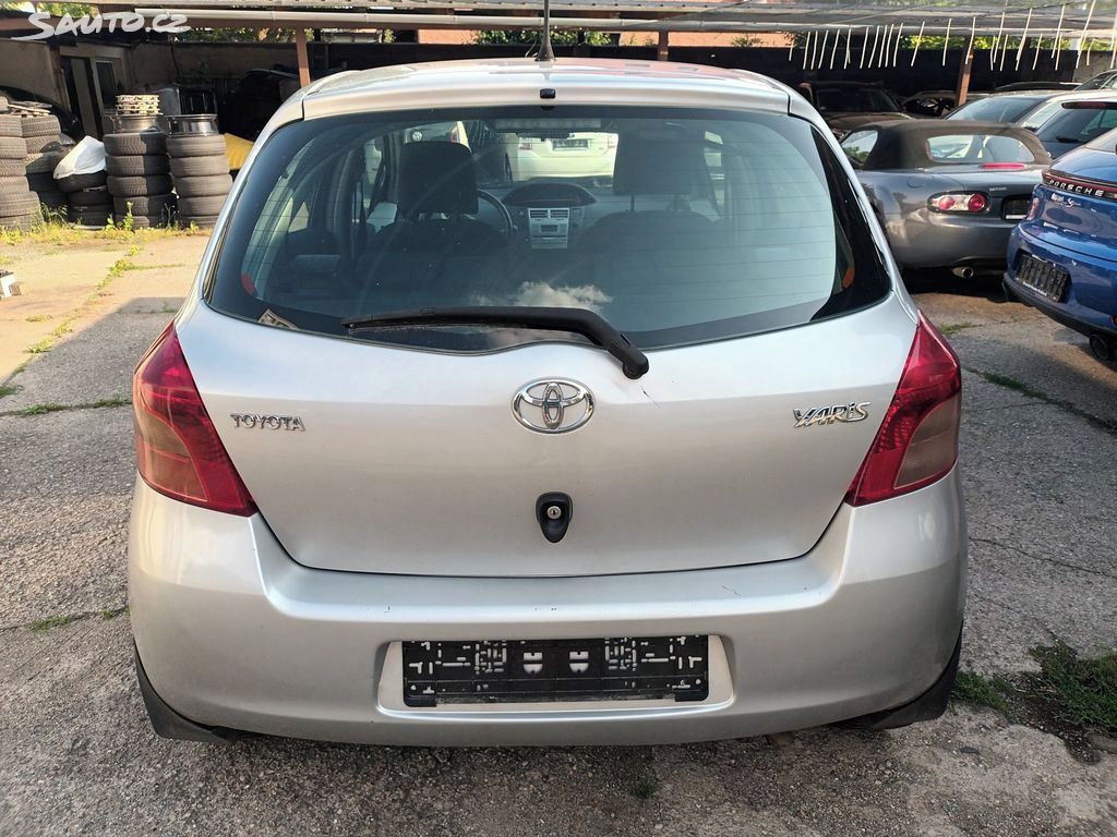 Toyota Yaris, 1.3VVT-I 63KW servisovaný - fotka 5