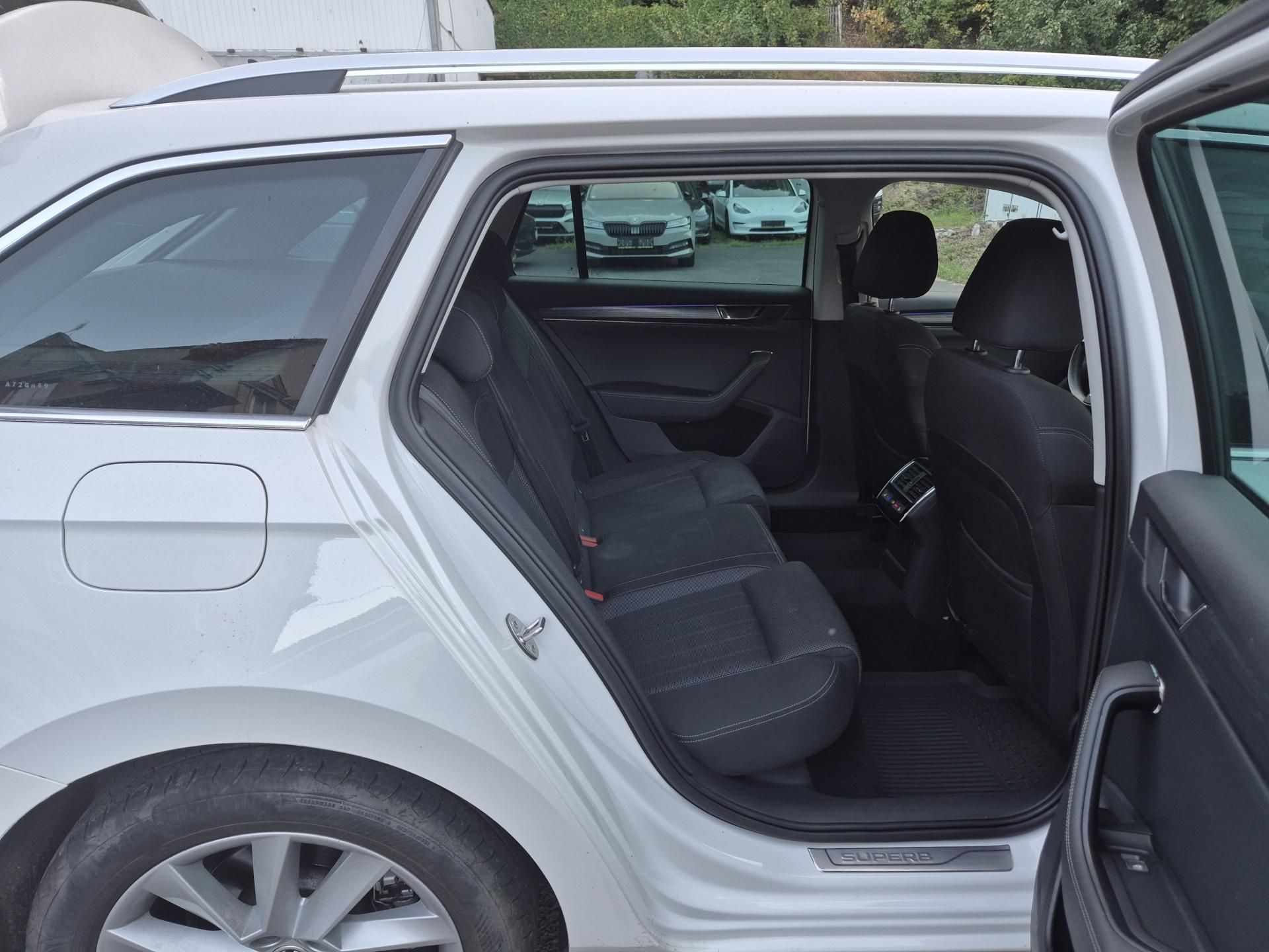 Škoda Superb, Combi 2,0TDi 110kw DSG 17ALU - fotka 4