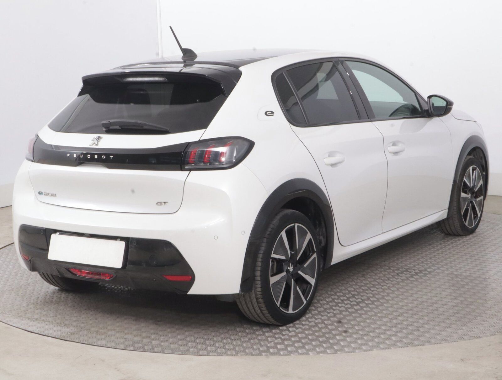 Peugeot 208, 50 kWh, SoH 86%, Automat - fotka 5