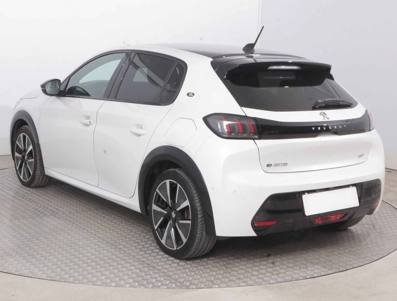 Peugeot 208, 50 kWh, SoH 86%, Automat - fotka 4