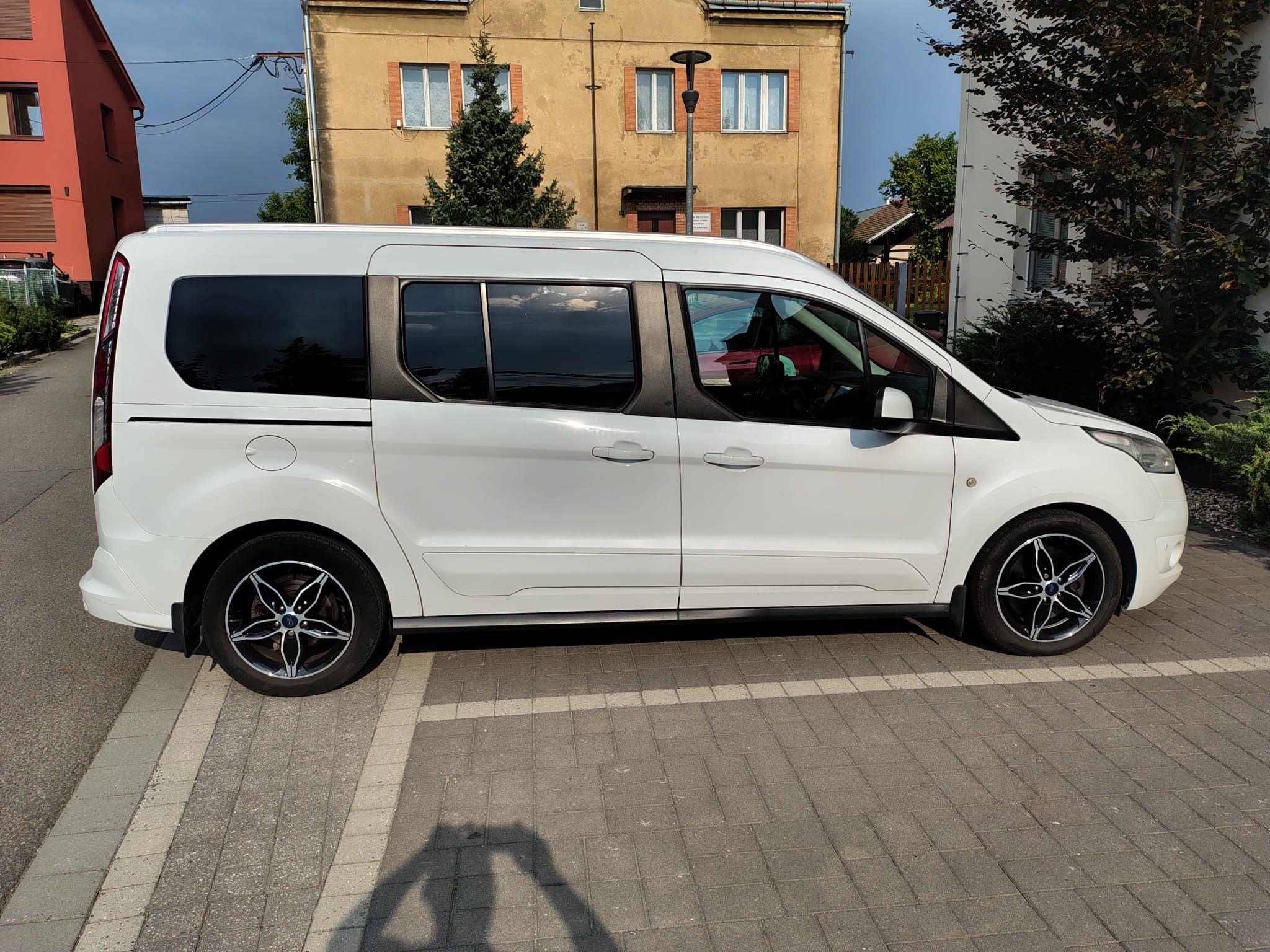 Ford Tourneo Connect, 1.5 88kw nová aut. převod. - fotka 3