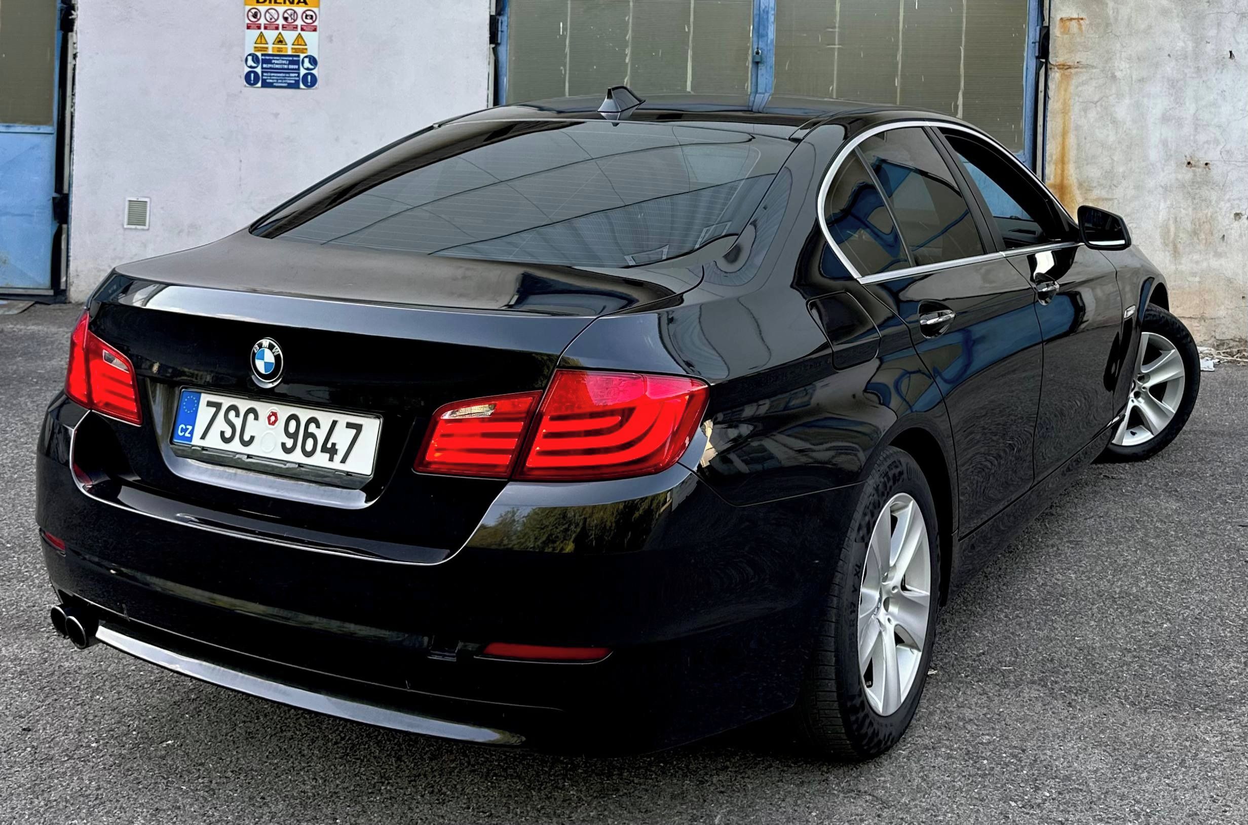 BMW Řada 5, 528i F10 3.0 R6 N[telefon skryt]TK - fotka 4