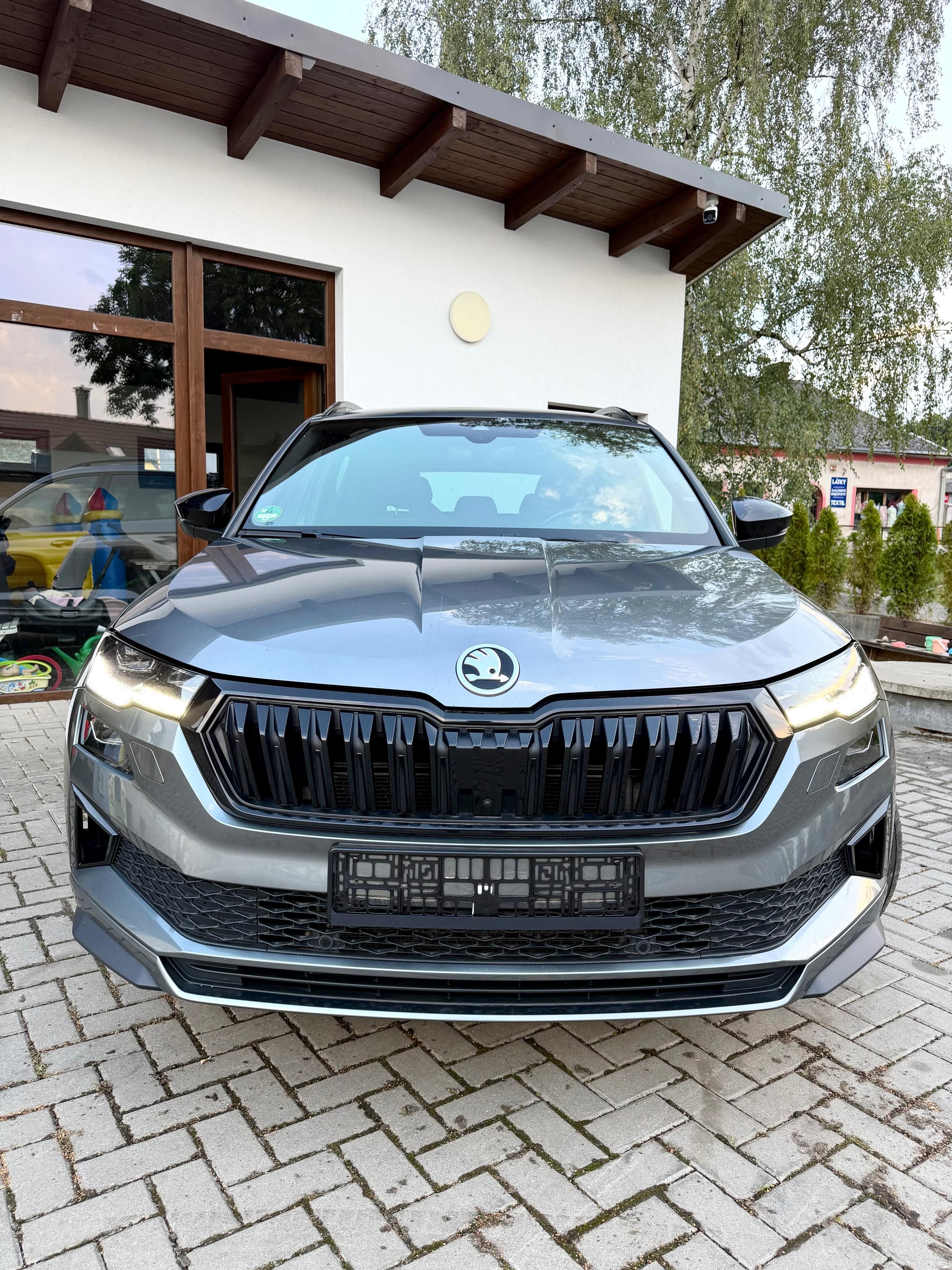 Škoda Karoq, 2.0 TSI 4x4 MATRIX 360 DCC - fotka 2