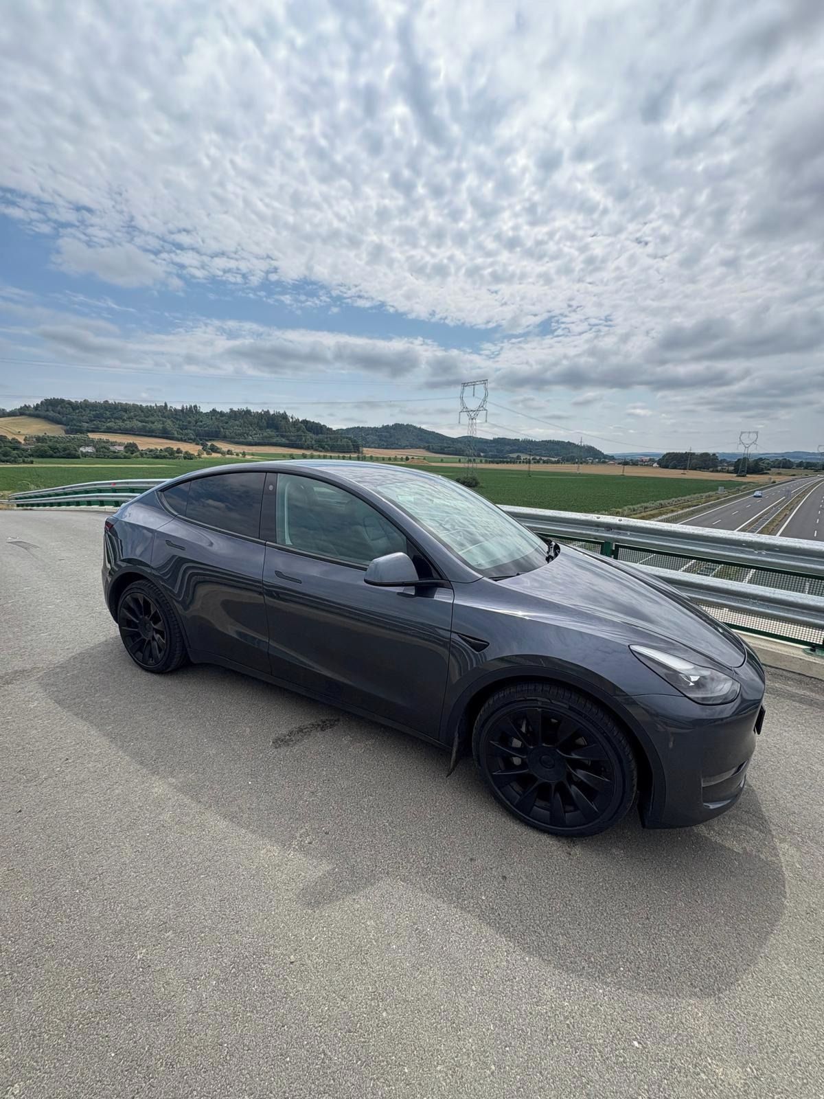 Tesla Model Y - fotka 2