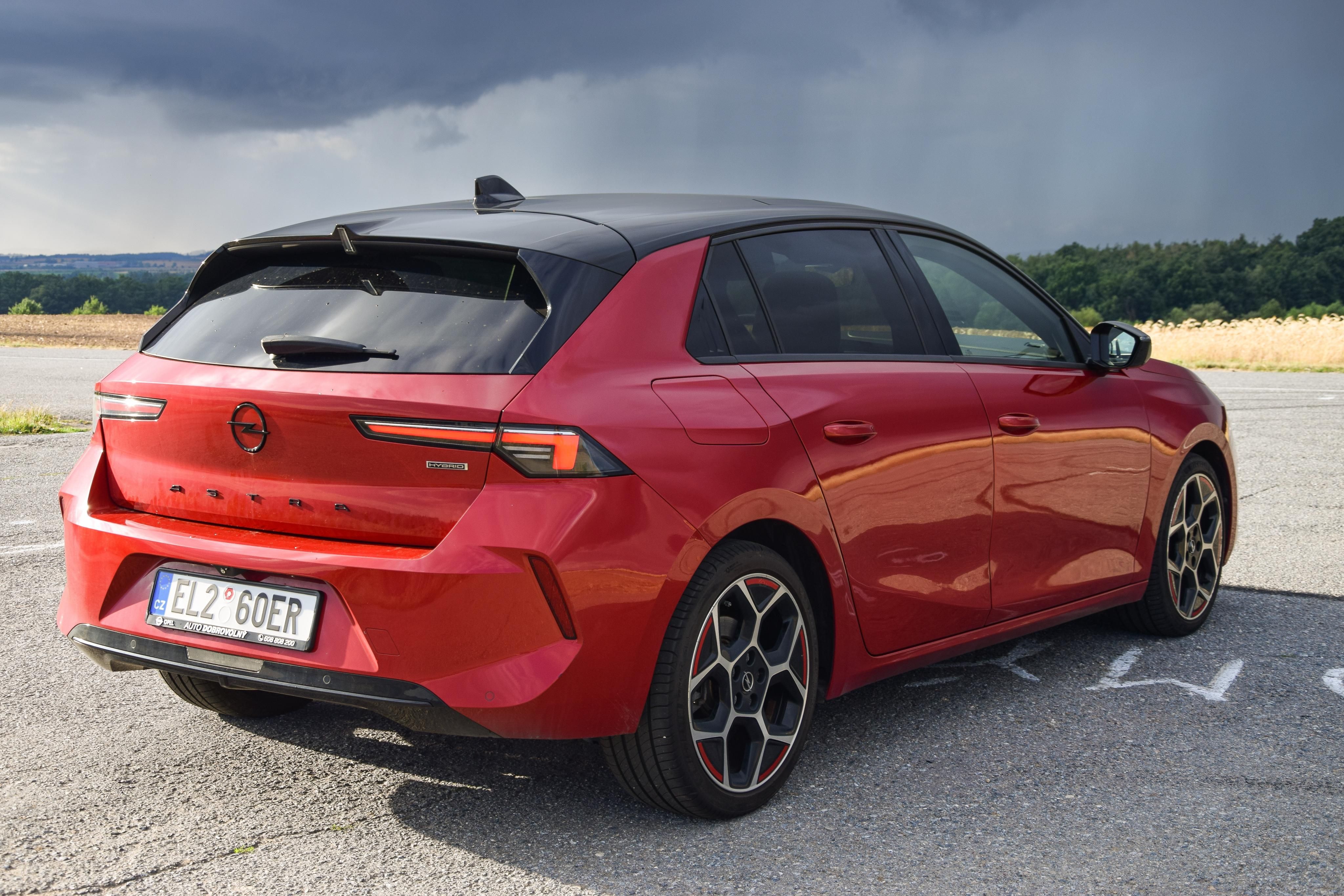 Opel Astra, Opel Astra 1.6 Plug-in Hybrid - fotka 5