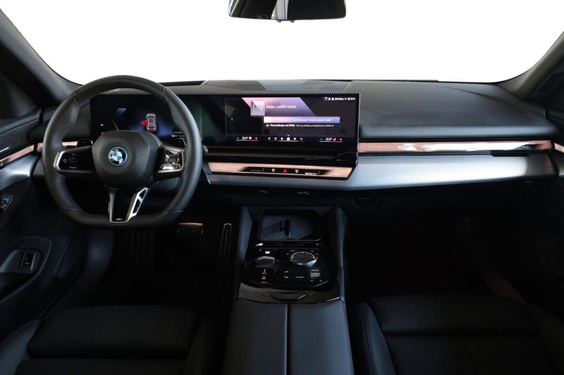 BMW Řada 5, 530e xDrive Touring - fotka 5