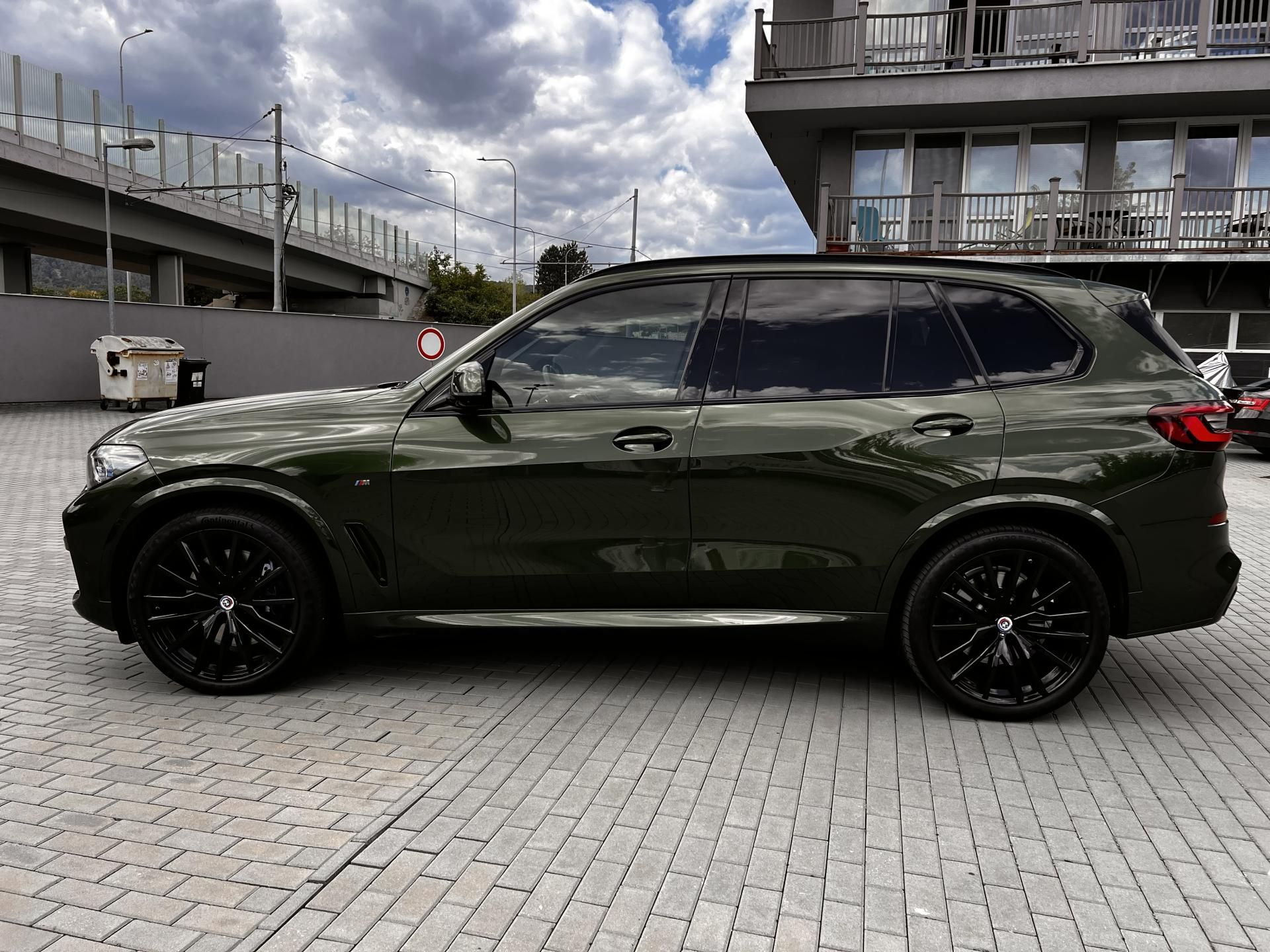 BMW X5, M50i Individual VZDUCH - fotka 6