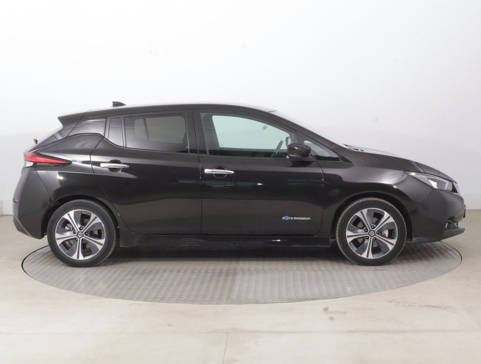 Nissan LEAF, 40 kWh, SoH 85%, Automat - fotka 6