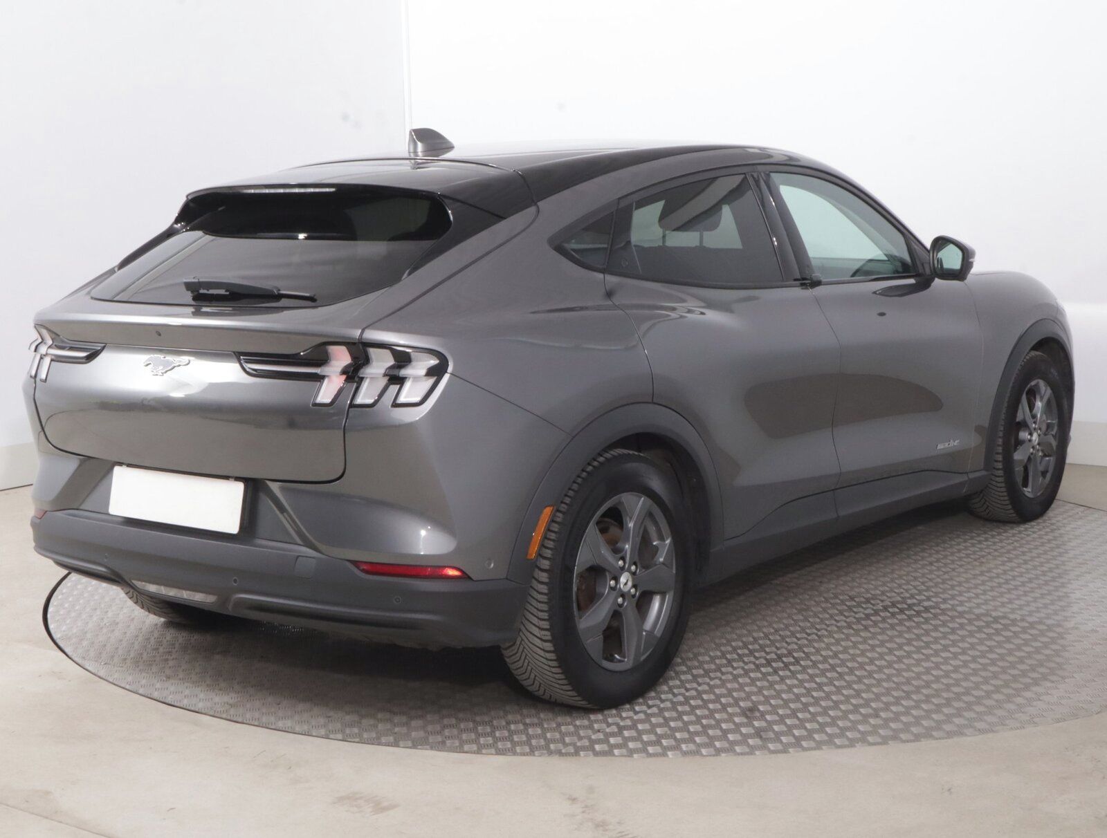 Ford Mustang Mach-E, Standard Range RWD, SoH 94% - fotka 5