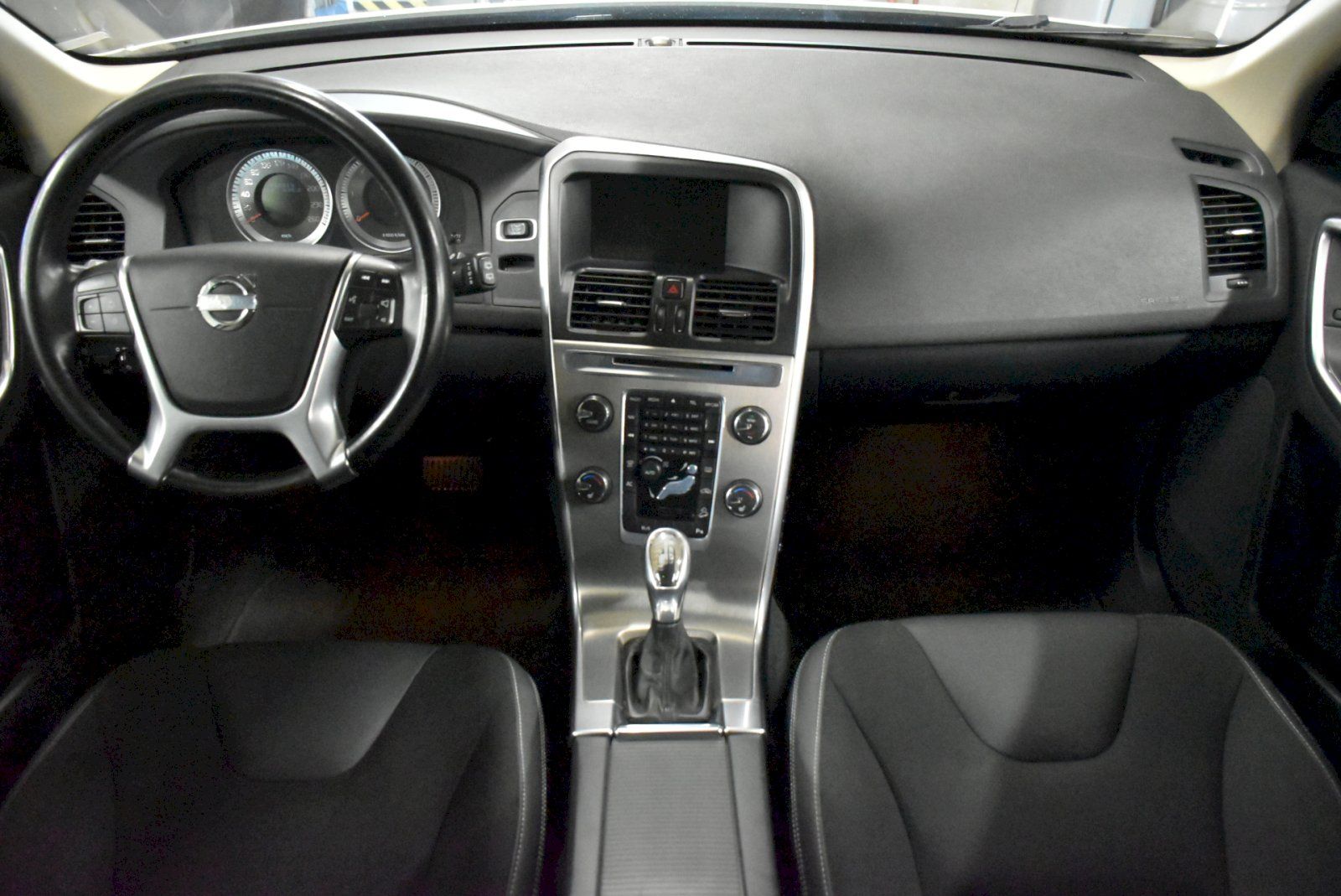 Volvo XC60, 2.4 D5 120kw 4x4 - fotka 5