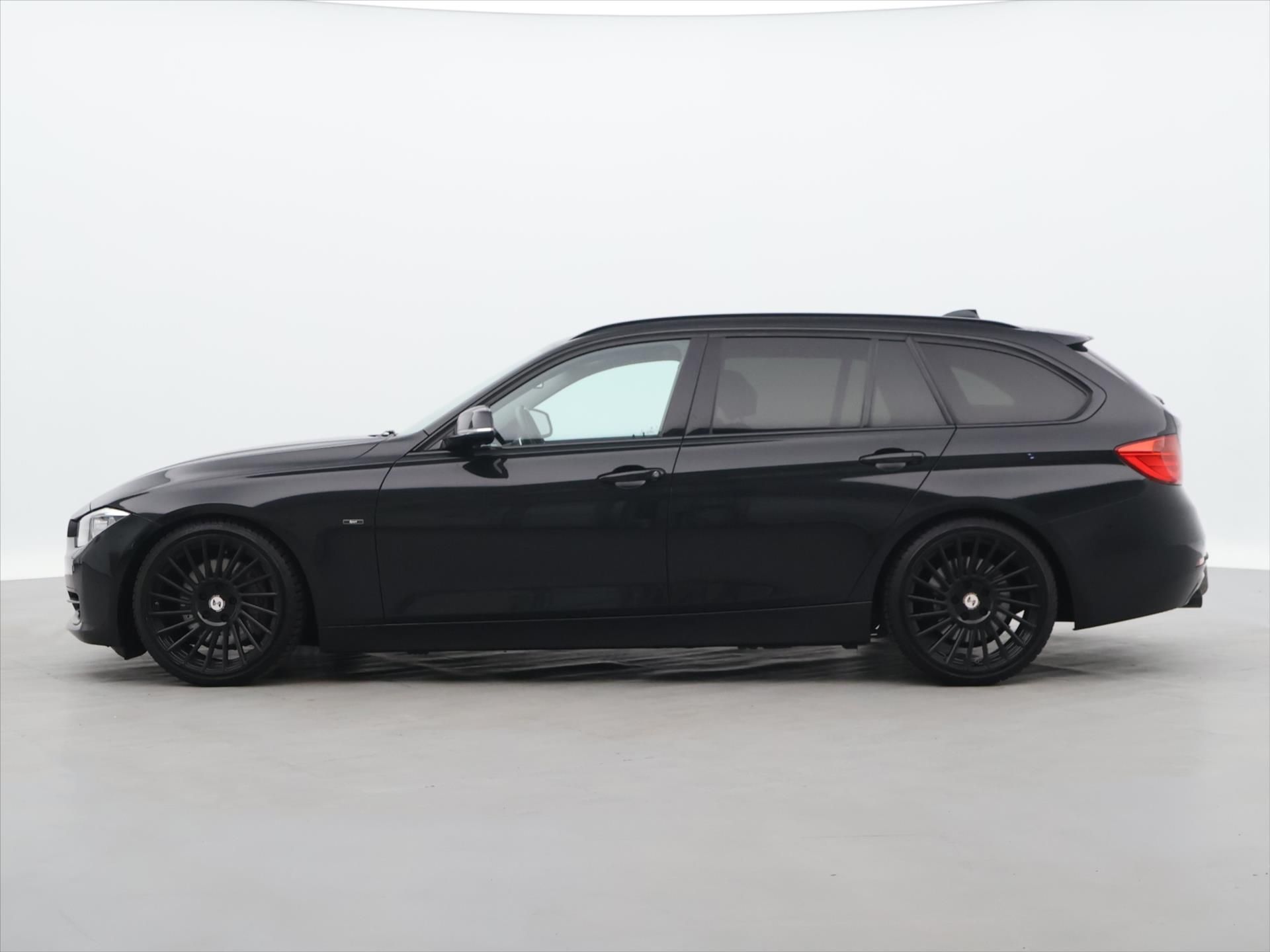 BMW Řada 3, 3,0 330d 210kW Aut. xDrive - fotka 4