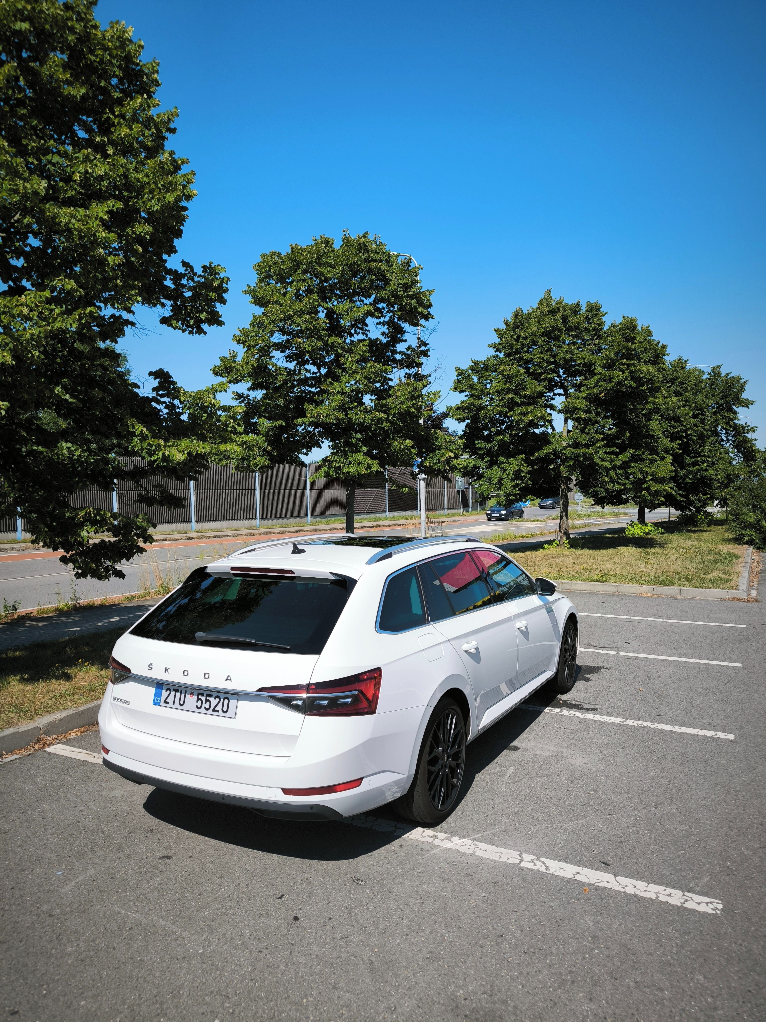 Škoda Superb, 2.0TDI 140kw, Webasto+Panorama - fotka 3