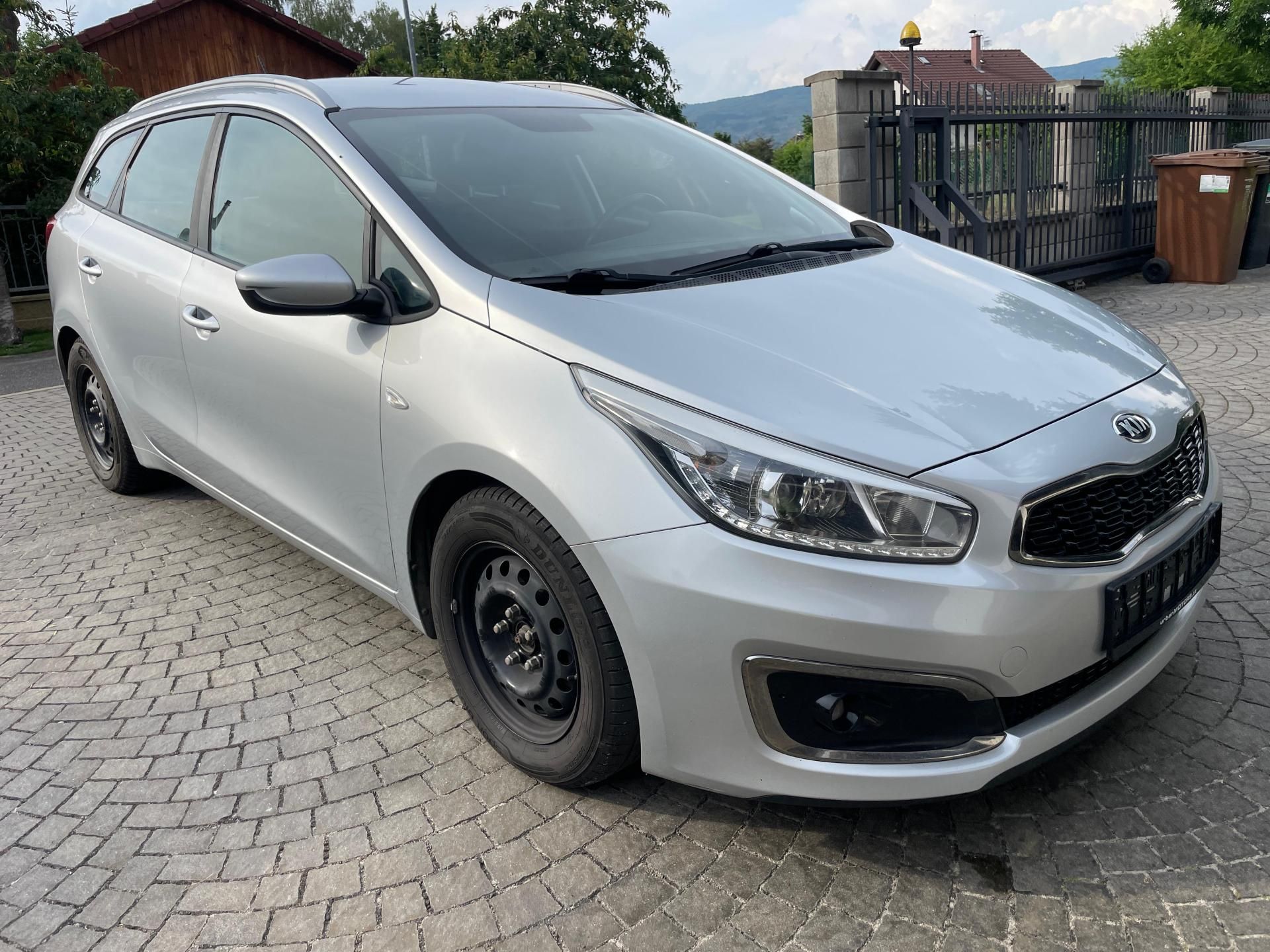 Kia Cee´d, 1,6 CRDi 100kW AUTOMAT - fotka 3