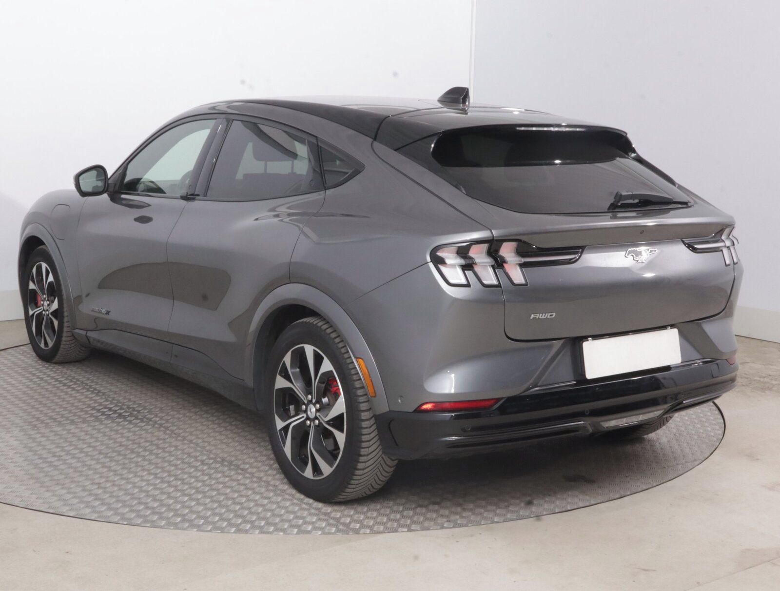 Ford Mustang Mach-E, Extended Range AWD, SoH 93% - fotka 4