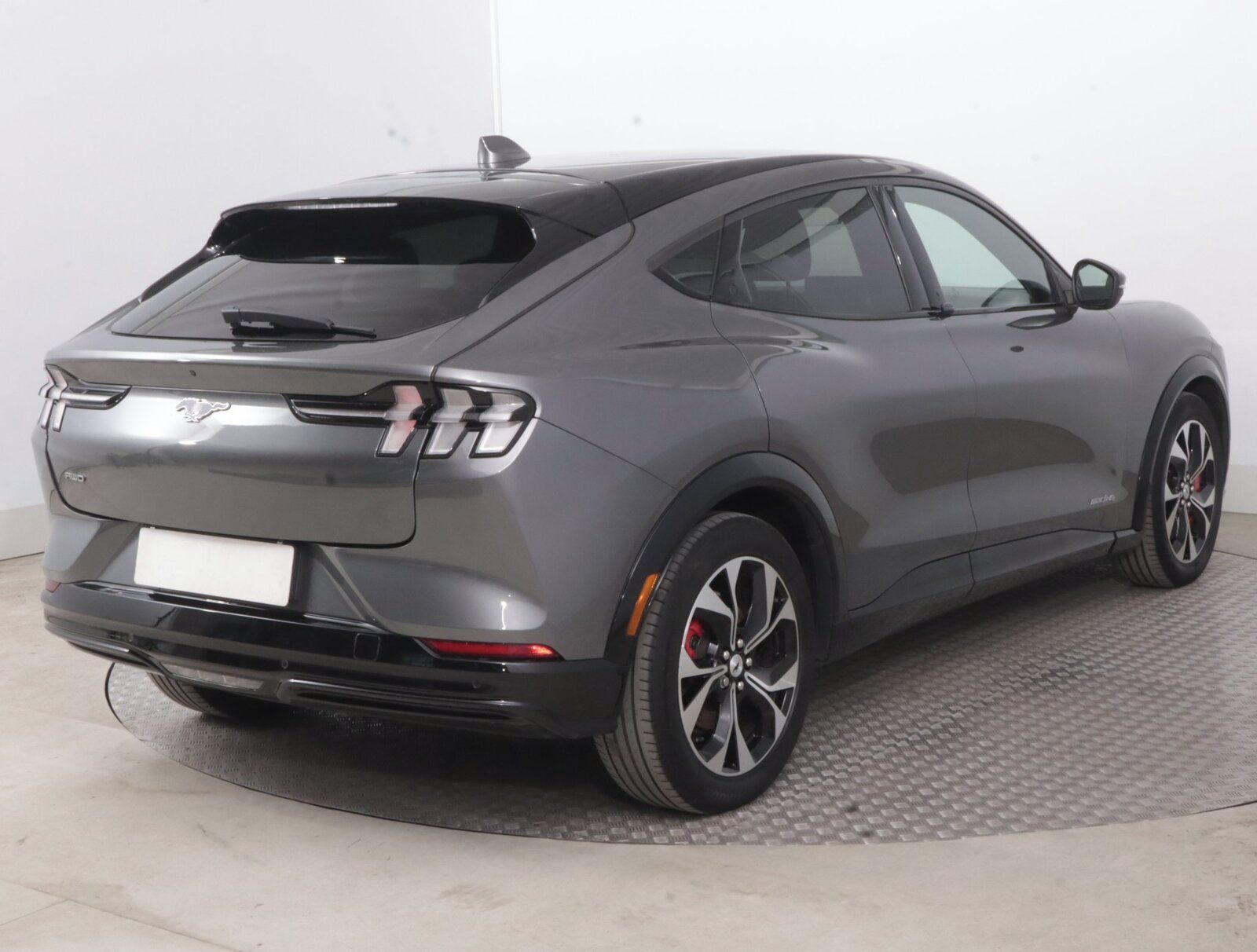 Ford Mustang Mach-E, Standard Range AWD, SoH 93% - fotka 5