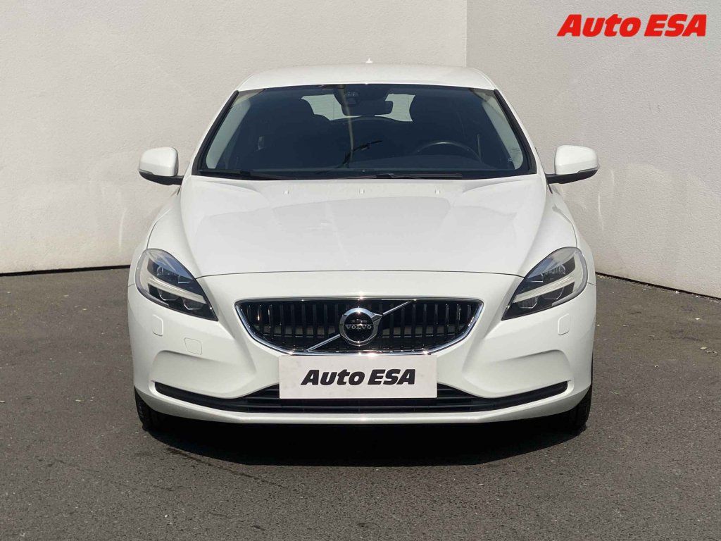 Volvo V40, 2.0i Momentum - fotka 2