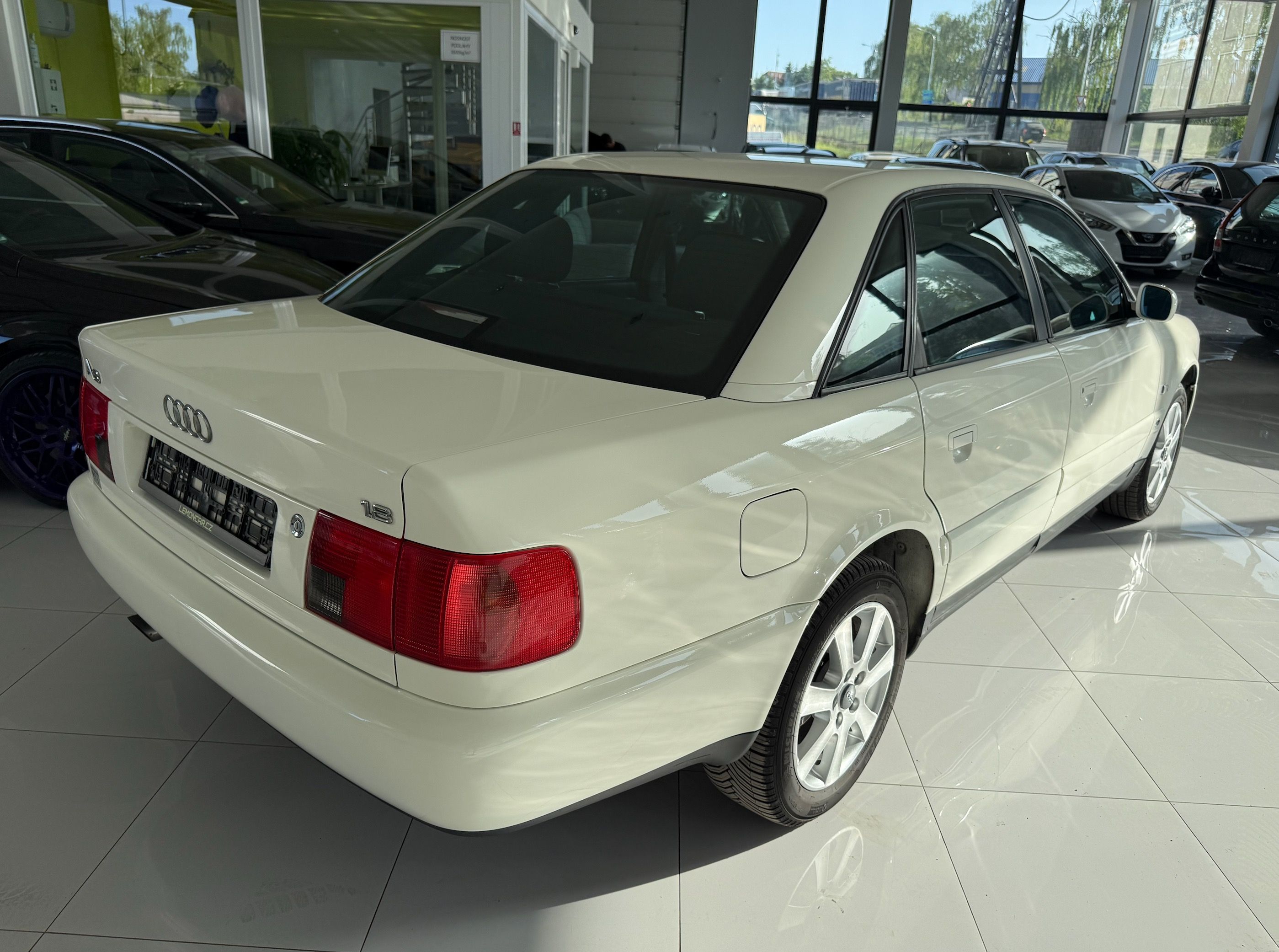 Audi A6, C4 1.8 5v 160.000km Top Stav - fotka 4