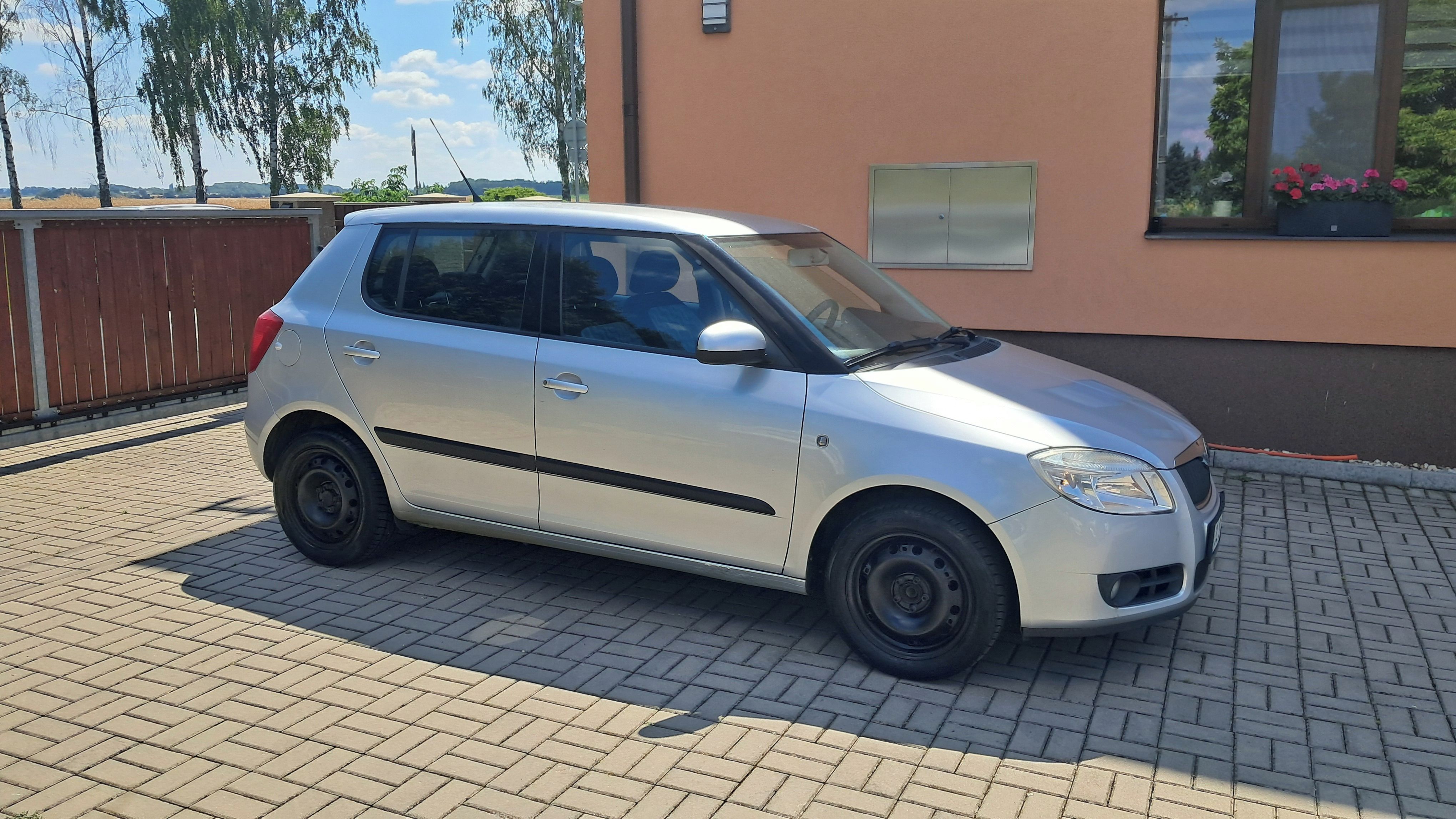Škoda Fabia, 1.2i / najeto 68 000 km 1.Maj - fotka 4