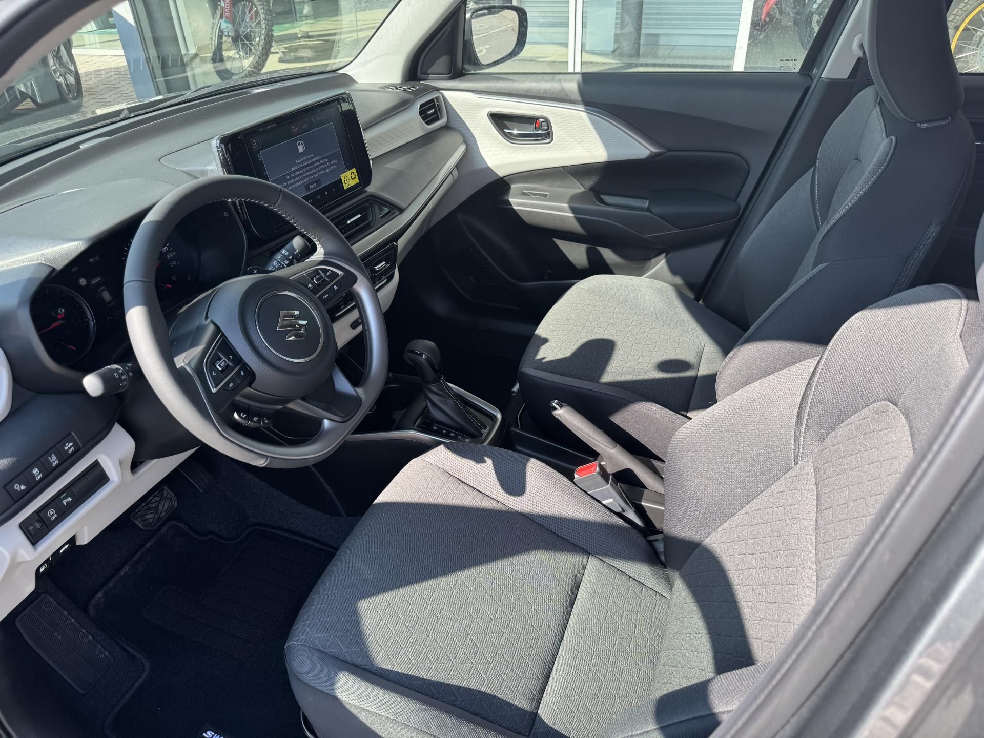 Suzuki Swift, 1,2 Elegance CVT hybrid - fotka 4