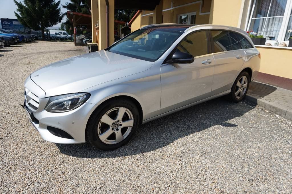 Mercedes-Benz Třídy C, C220  4 MATIC - fotka 3