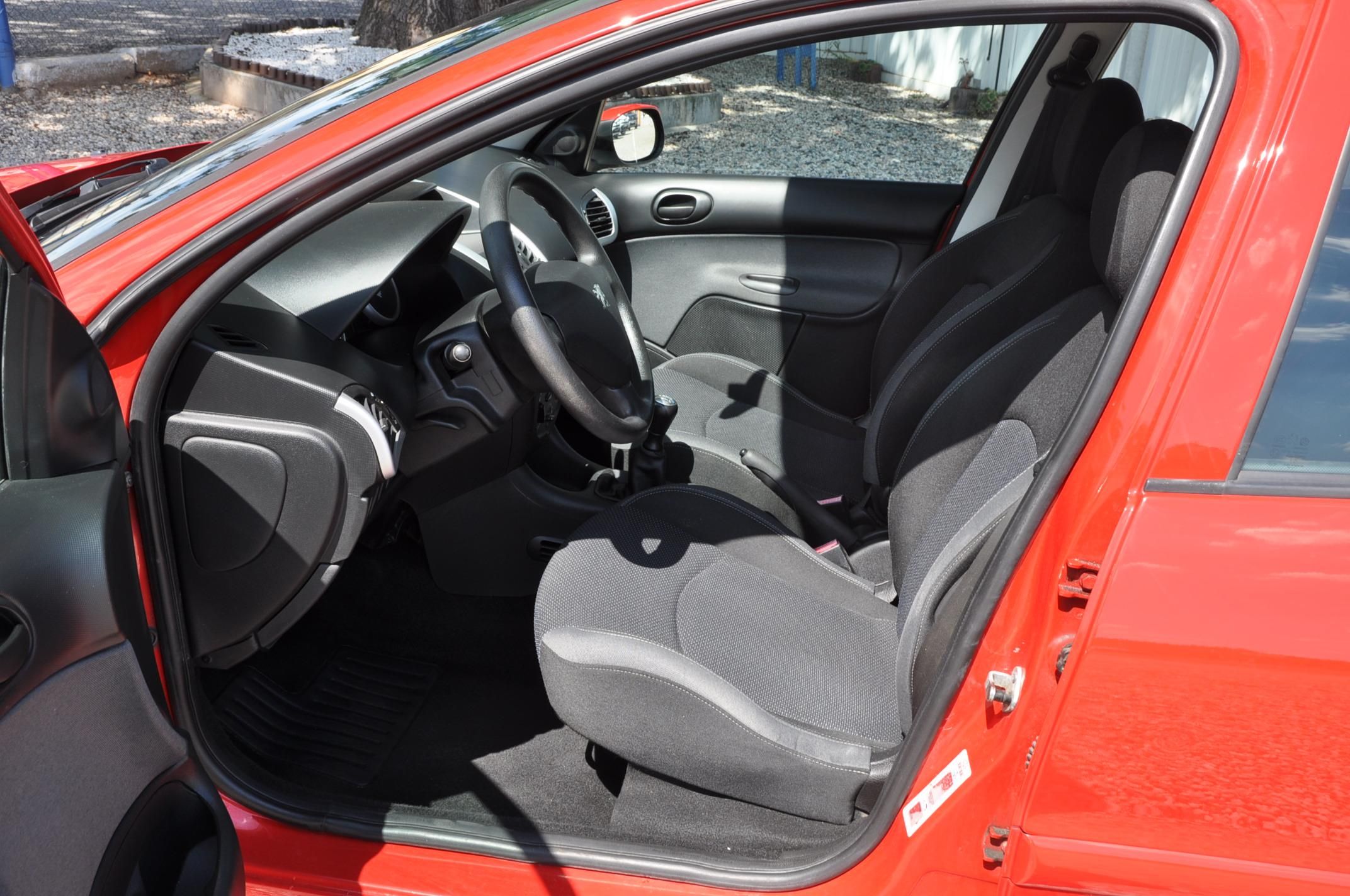 Peugeot 206, + 1.1i 44kW 5dv. Klima - fotka 6