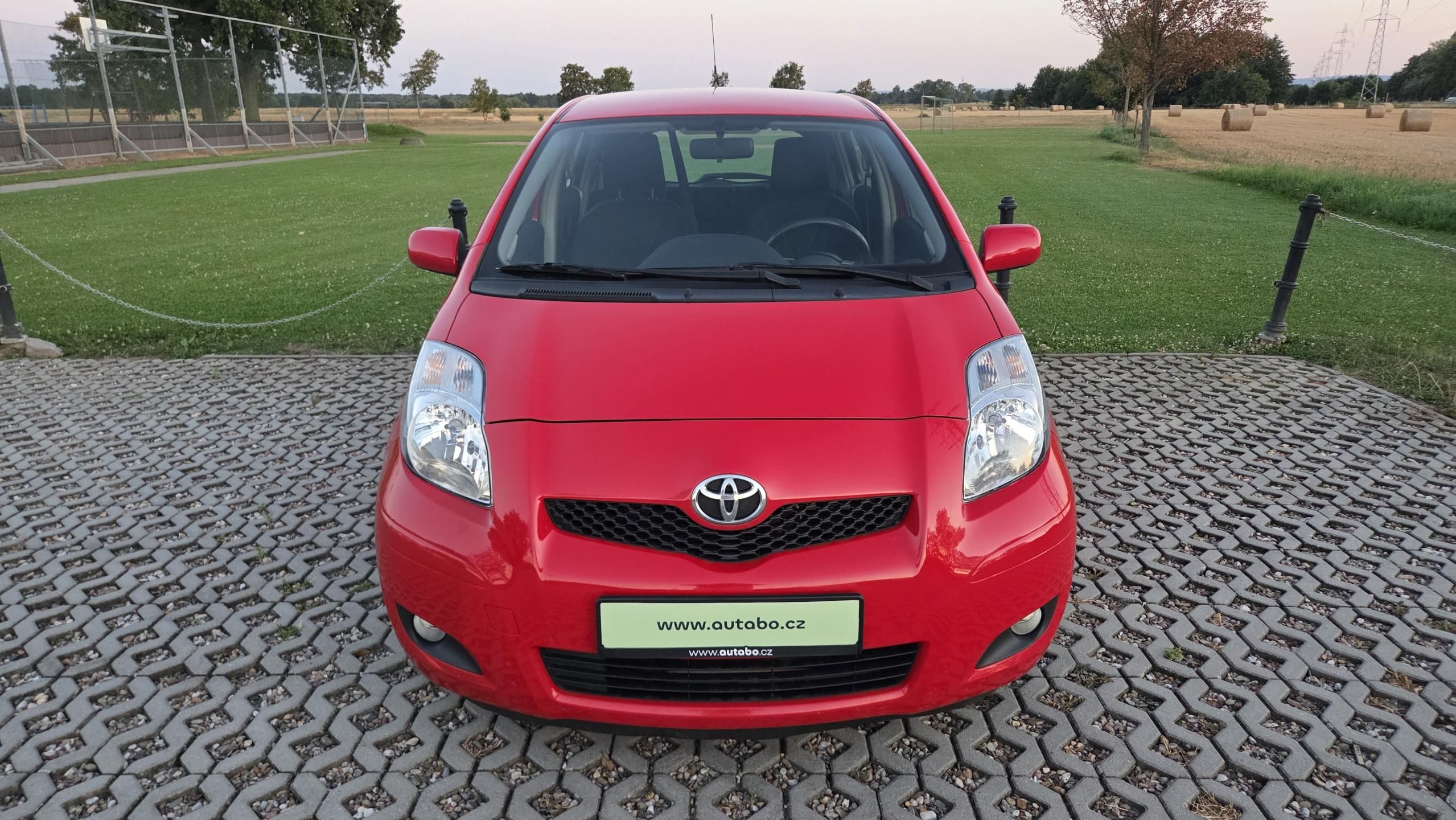 Toyota Yaris, 1.0 VVT-i, 51 kW, klima, CZ - fotka 2