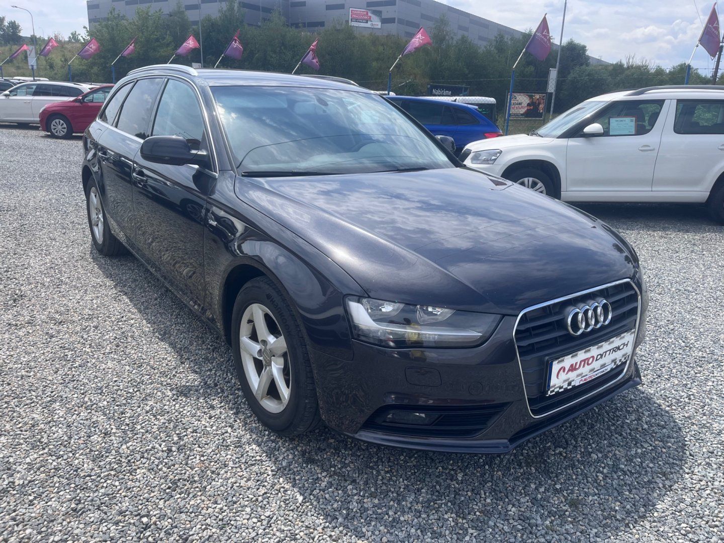 Audi A4 Avant, 2.0 TDi S-LINE - fotka 5