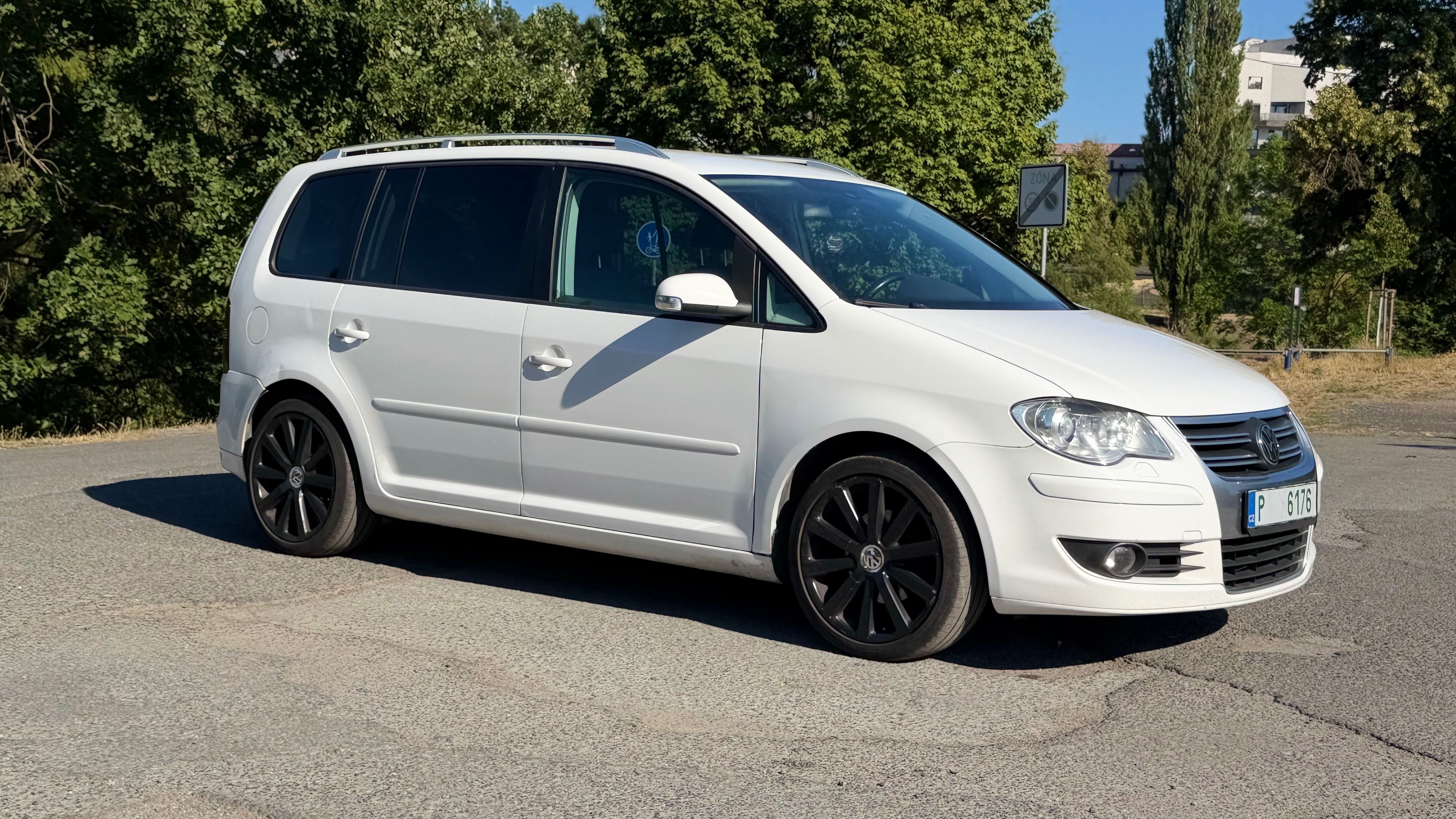 Volkswagen Touran, 2.0TDI 103Kw R-line 2x kola - fotka 4