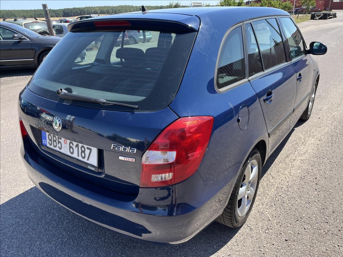 Škoda Fabia, 1,6 TDi ČR KLIMA ALU 2 x KOLA - fotka 6
