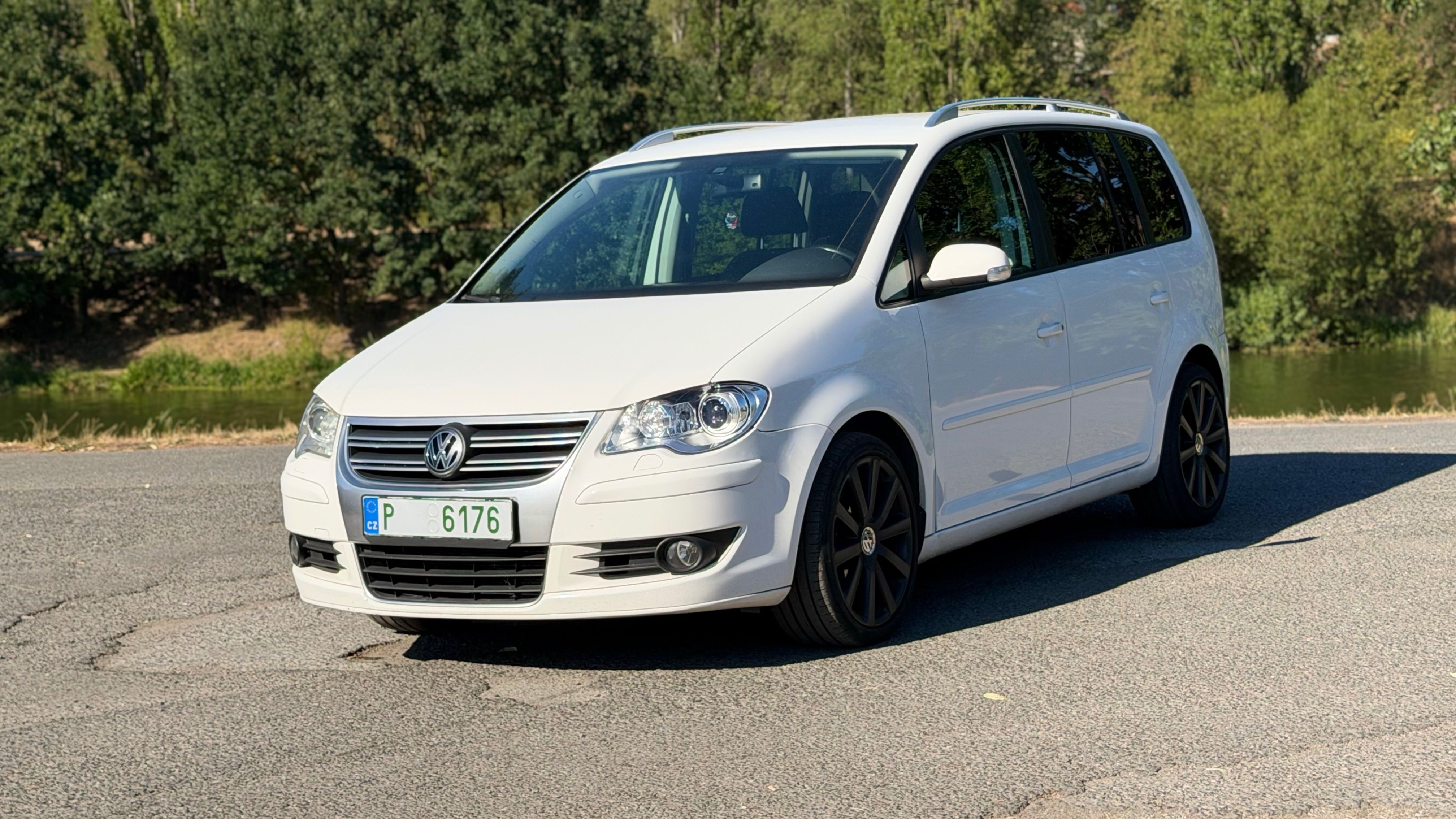 Volkswagen Touran, 2.0TDI 103Kw R-line 2x kola - fotka 3