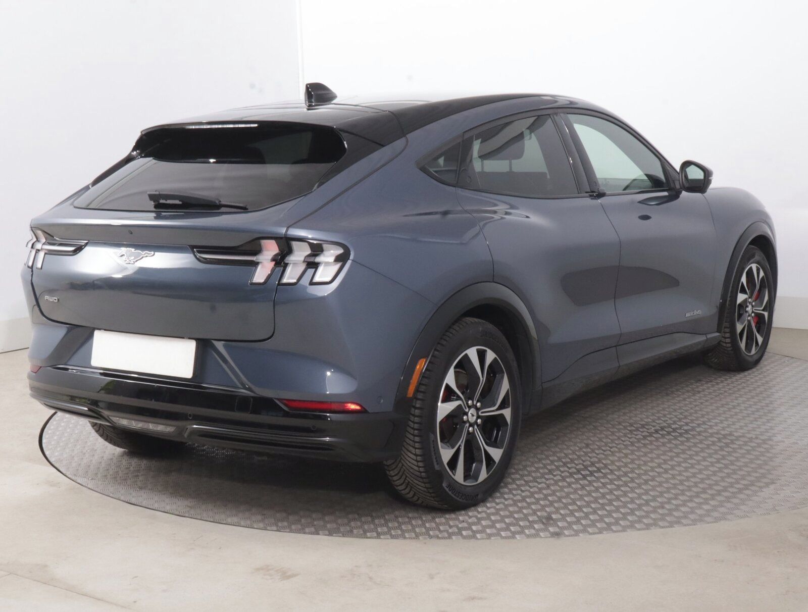 Ford Mustang Mach-E, Standard Range AWD, SoH 94% - fotka 5