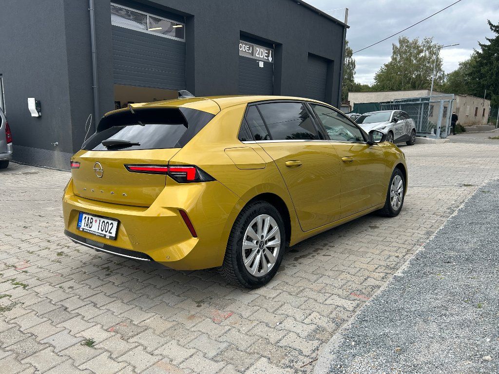 Opel Astra, Elegance 1,2 Turbo 96kW MT6 - fotka 4