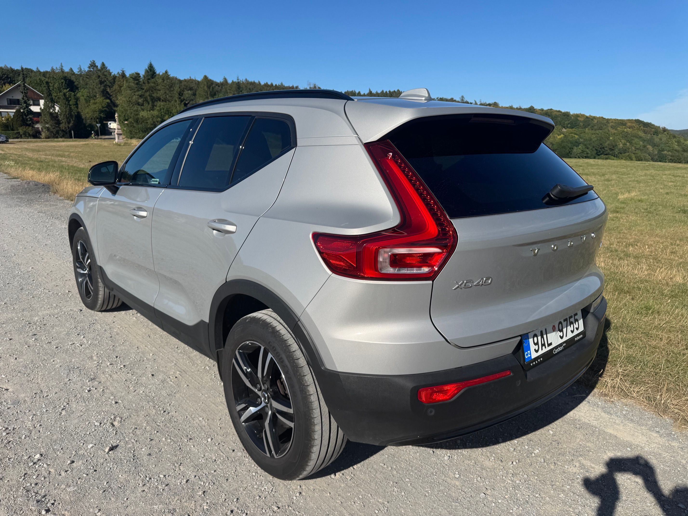 Volvo XC40, B3 PLUS DARK DCT 2.0 120kW ČR - fotka 4