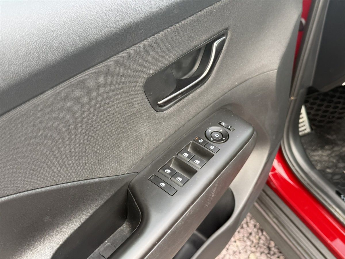 Hyundai Kona, 1,6 T-GDI 125kW DCT N-Line 4WD - fotka 6