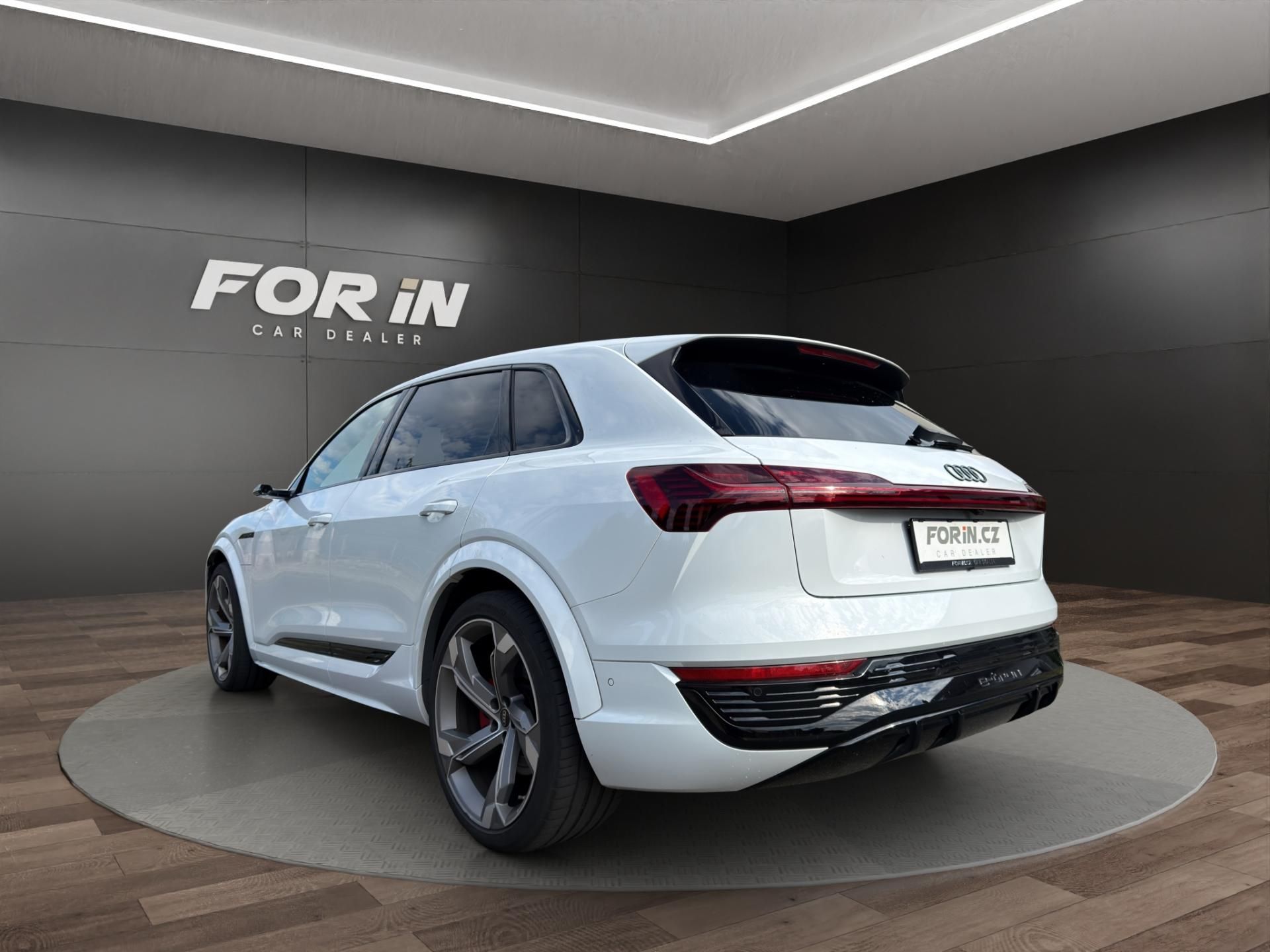 Audi Q8 e-tron, SQ8 370KW PANO Bang & Olufsen - fotka 5