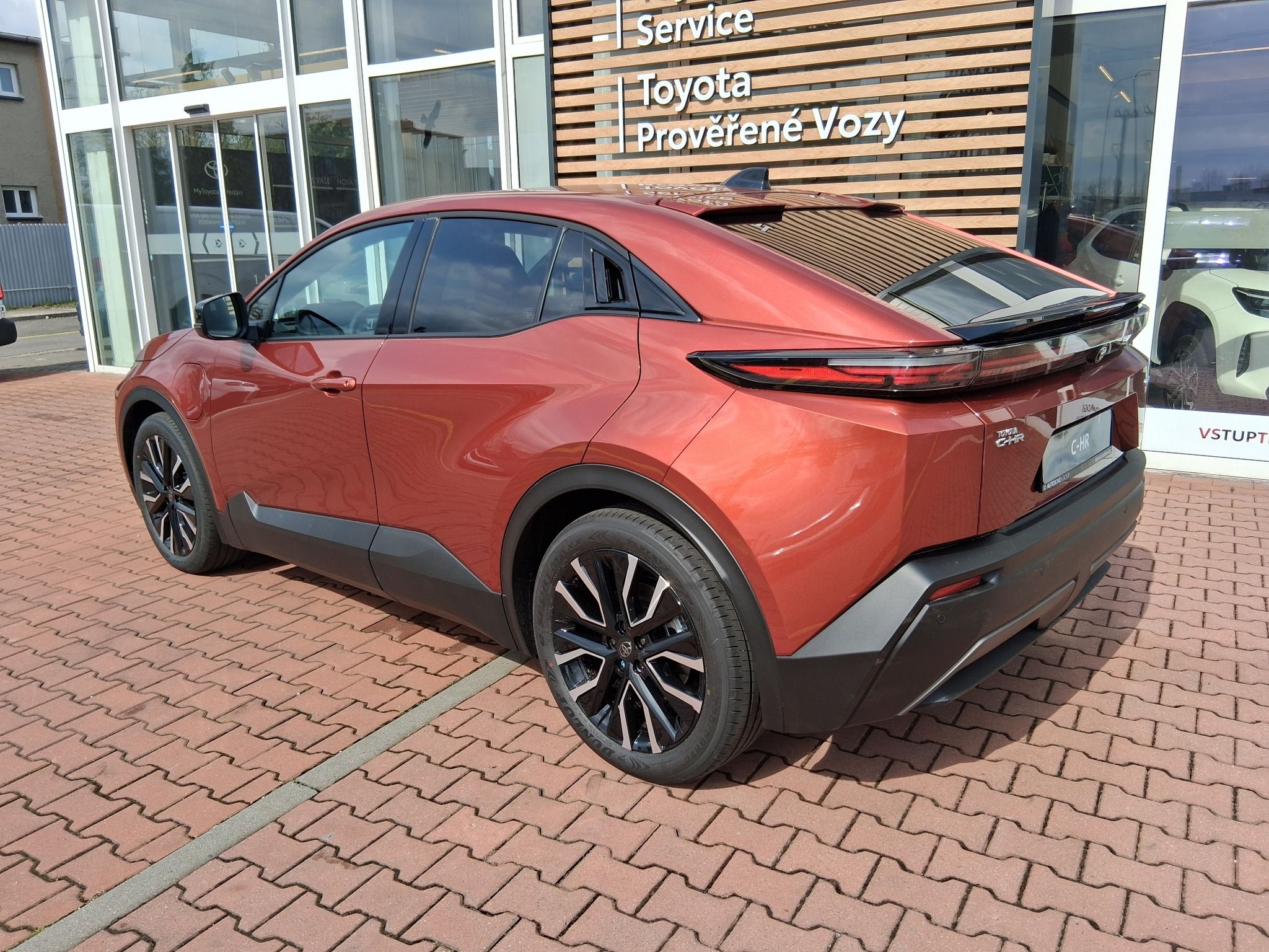 Toyota C-HR, C-HR+ 224K Style + Dynamic - fotka 6