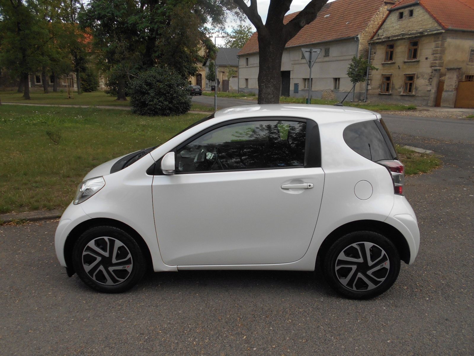 Toyota iQ, 1,0 Limited editon - 1maj  TOP - fotka 3