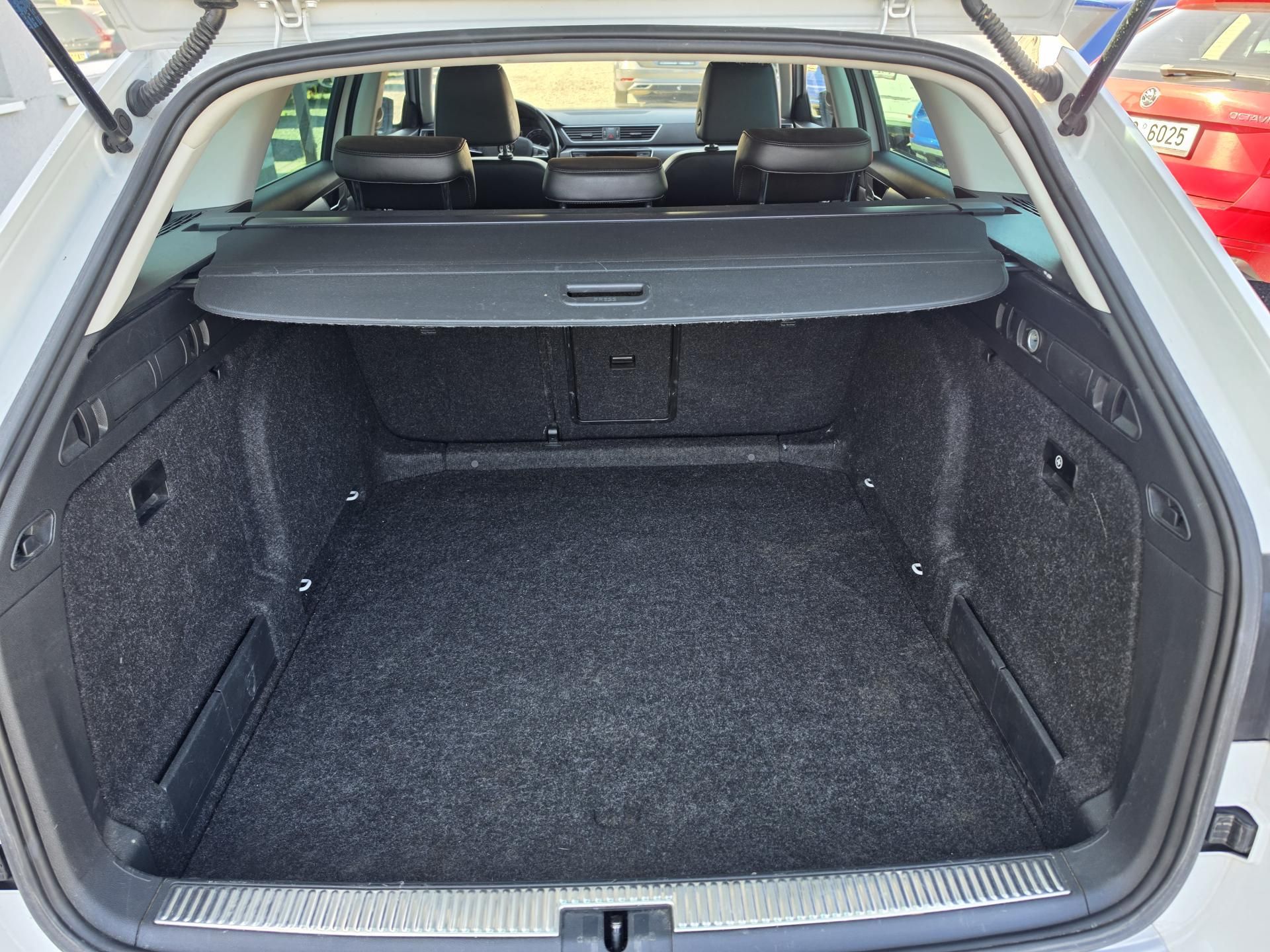 Škoda Superb, 2.0 TDI ALCANTRA Led DSG - fotka 5