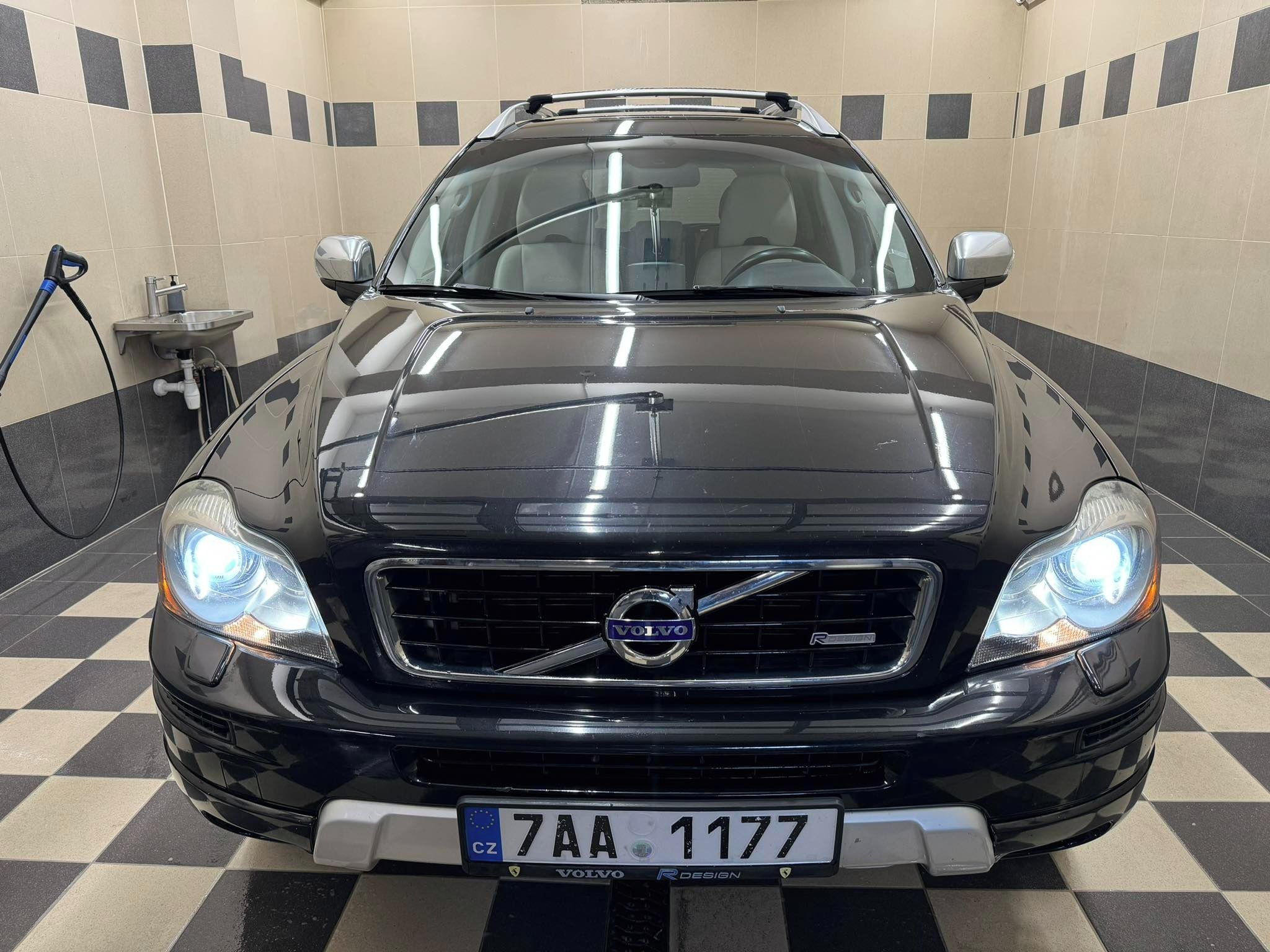 Volvo XC90, 2.4 D5 AWD R-Design - fotka 2