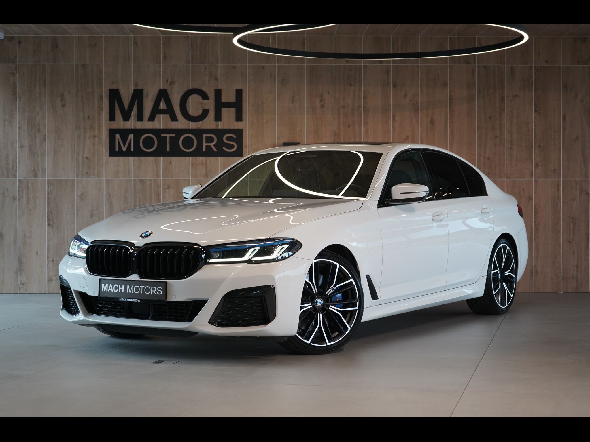 BMW Řada 5, M550i xDrive, Nezávislé, Laser