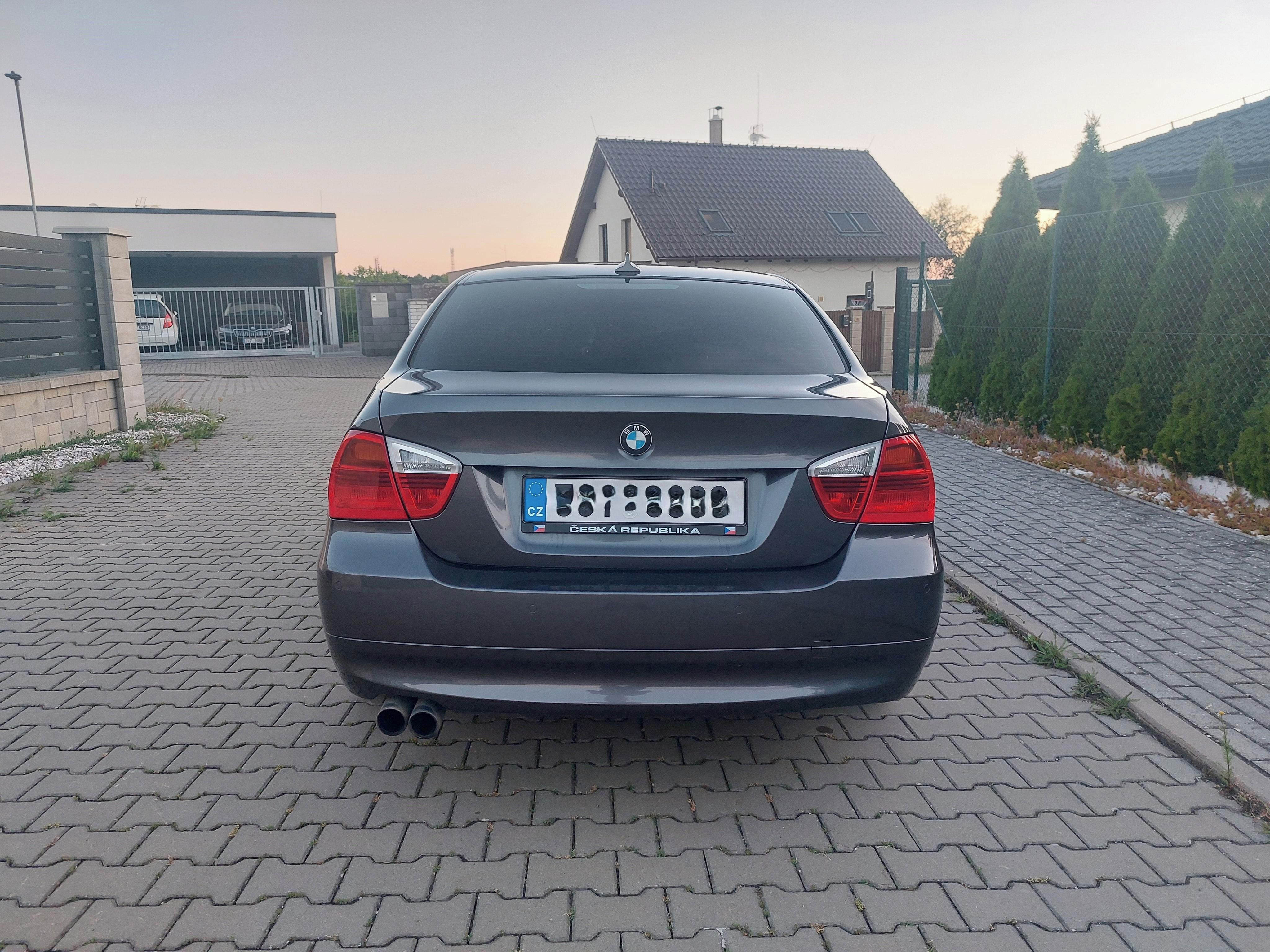 BMW Řada 3, E90 330i manuál, orig. stav - fotka 3