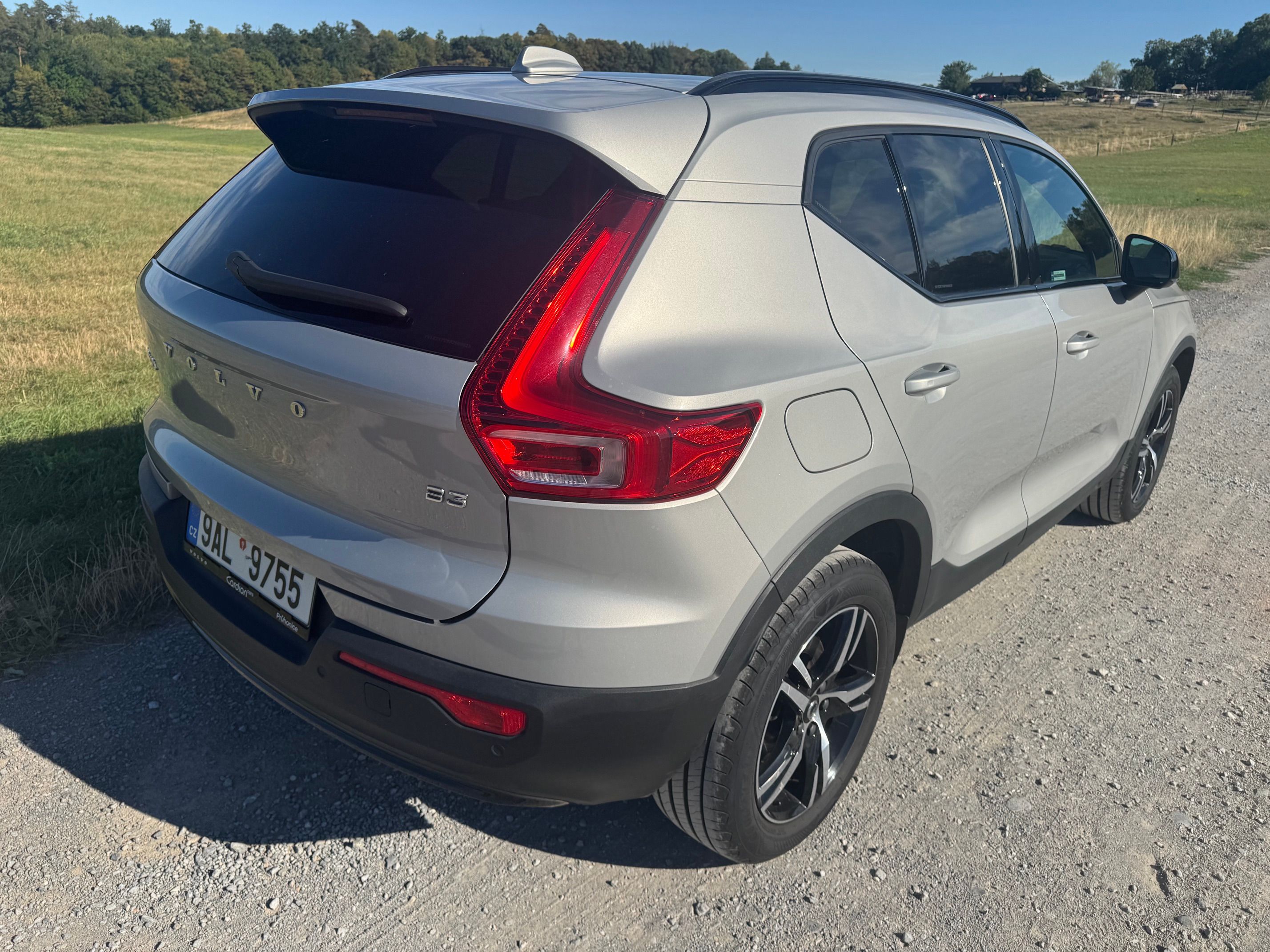 Volvo XC40, B3 PLUS DARK DCT 2.0 120kW ČR - fotka 3
