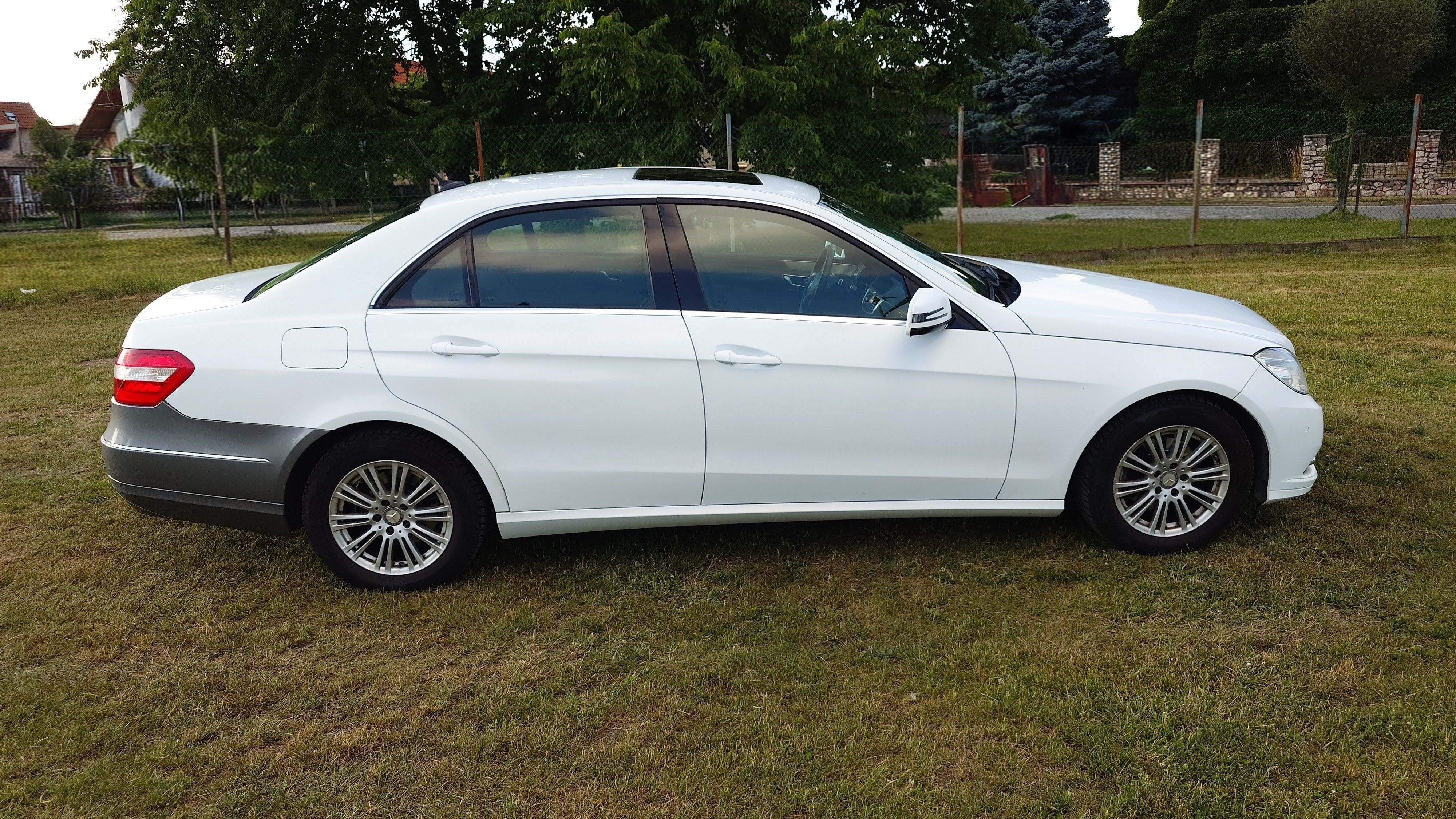 Mercedes-Benz Třídy E, vestavěné dětské podsedáky - fotka 3