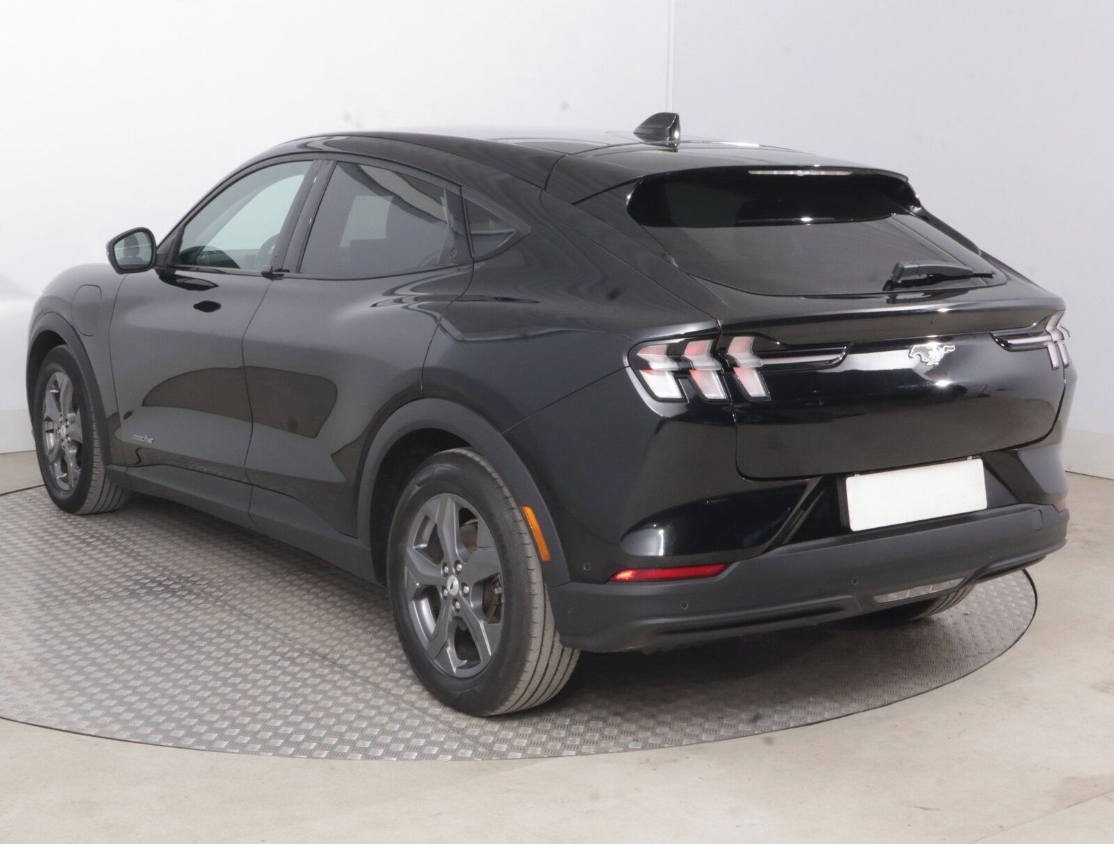 Ford Mustang Mach-E, Standard Range RWD, Automat - fotka 4