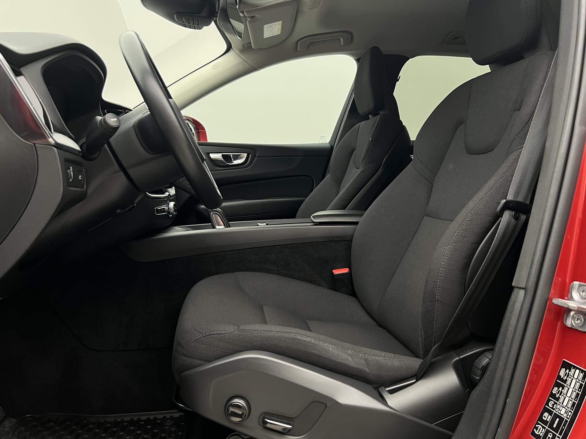 Volvo XC60, B4 MOMENTUM - fotka 3