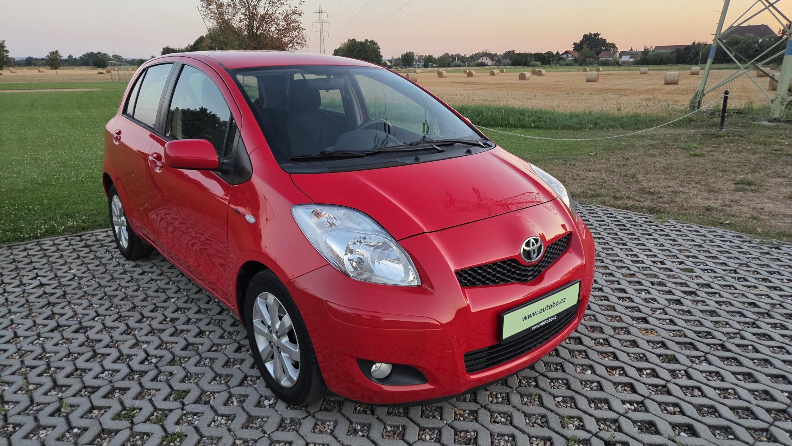 Toyota Yaris, 1.0 VVT-i, 51 kW, klima, CZ - fotka 3