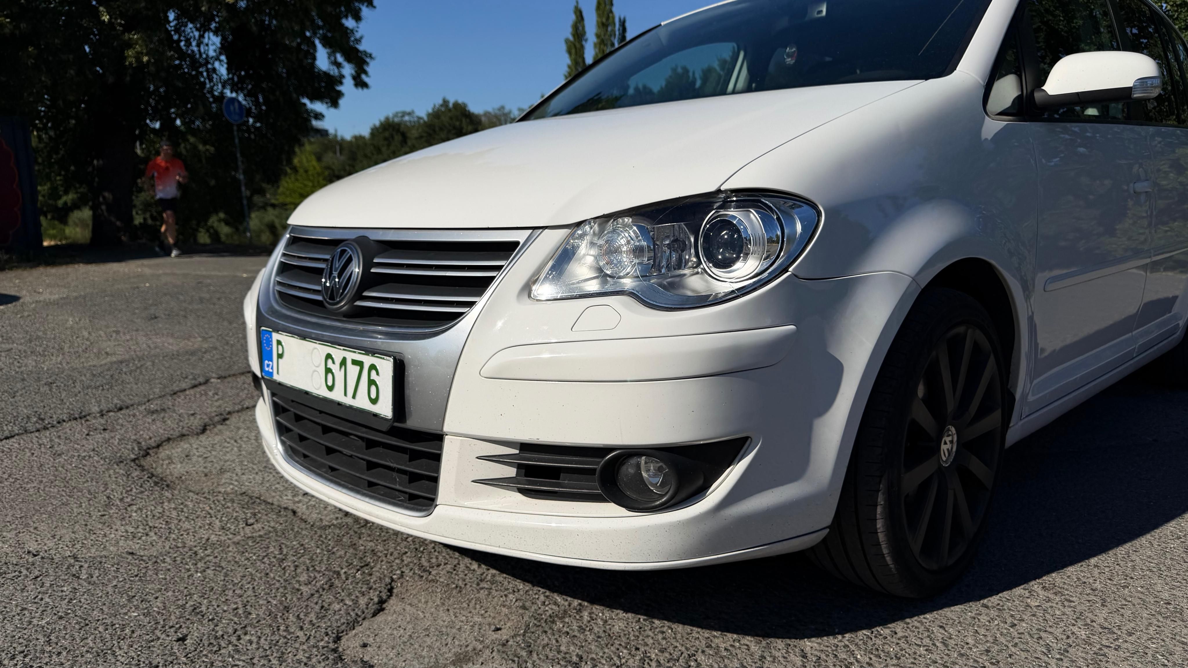 Volkswagen Touran, 2.0TDI 103Kw R-line 2x kola - fotka 6