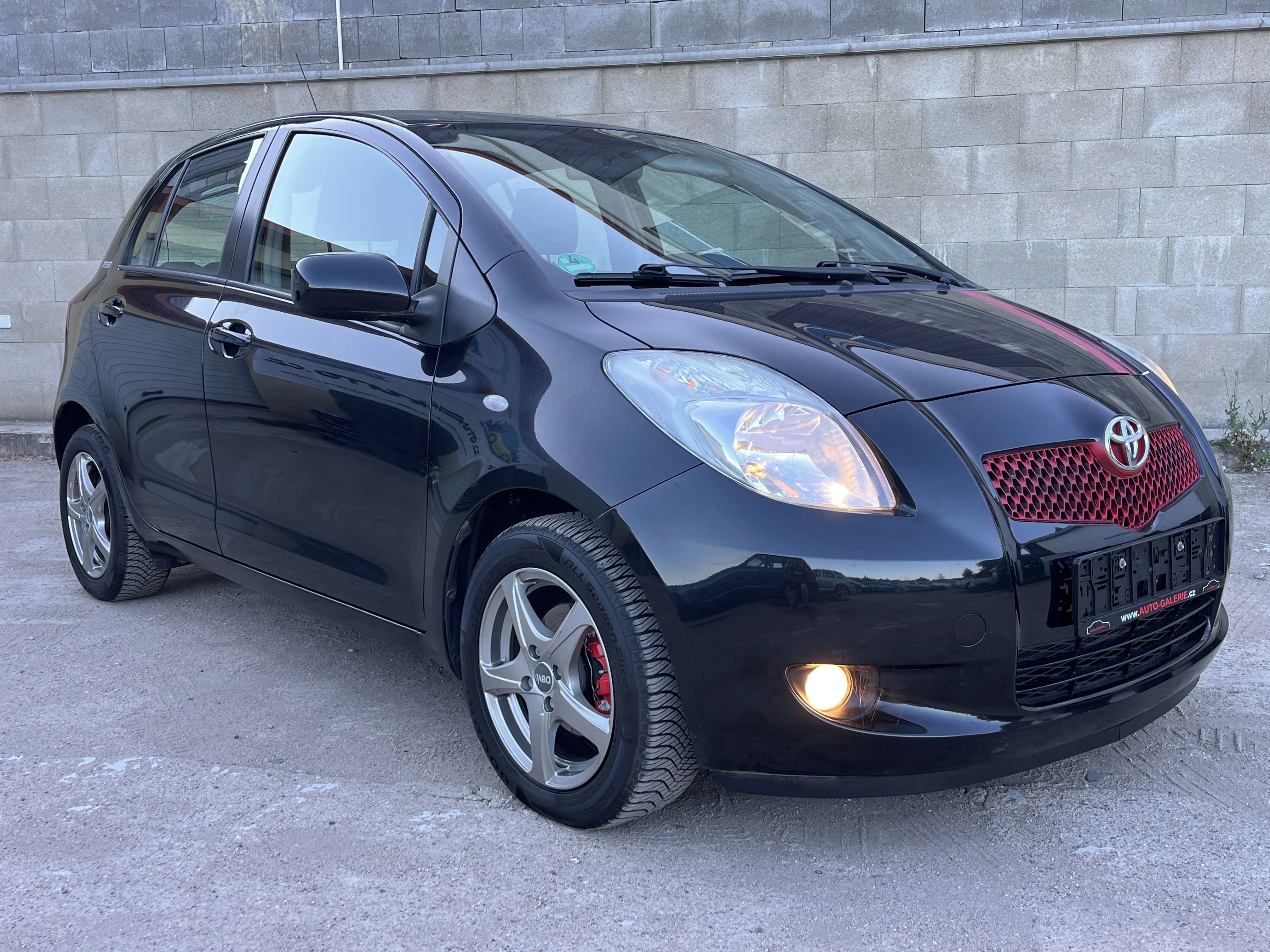 Toyota Yaris, 1.3 64KW,KLIMA,ALU15,ESP - fotka 4