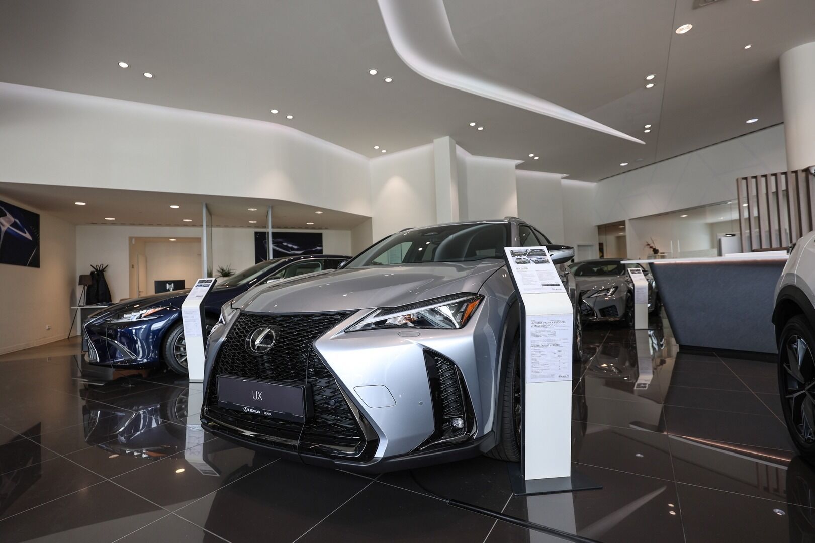 Lexus UX 300h, 300h 2.0L HEV F SPORT DESIGN - fotka 3