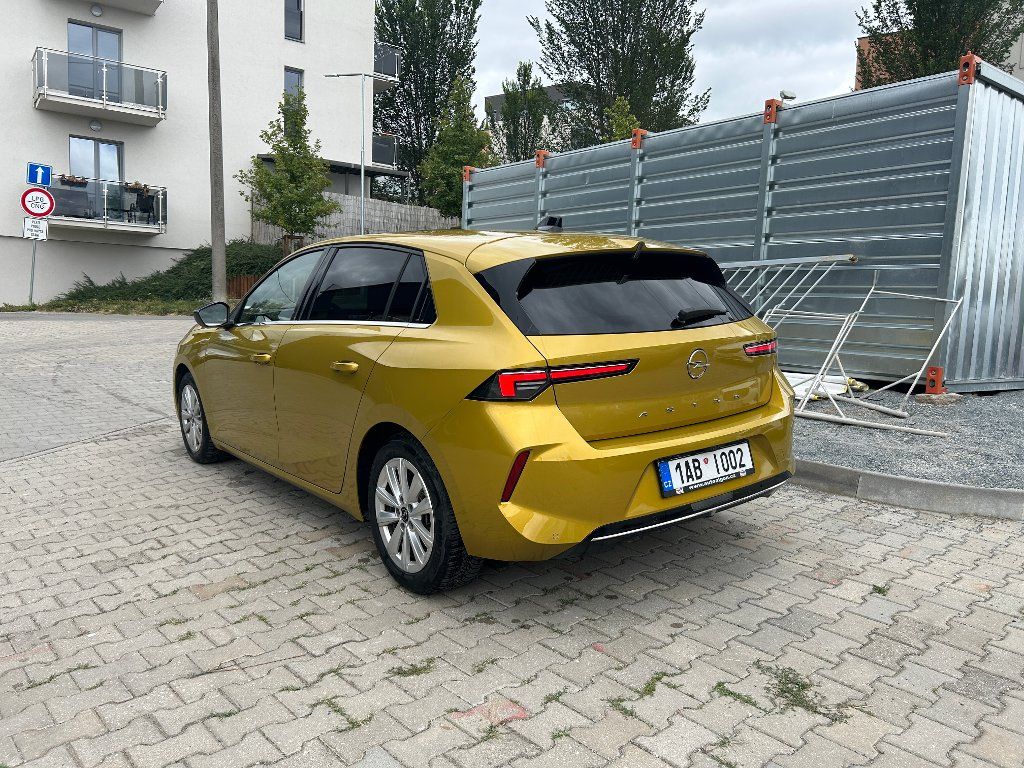 Opel Astra, Elegance 1,2 Turbo 96kW MT6 - fotka 3